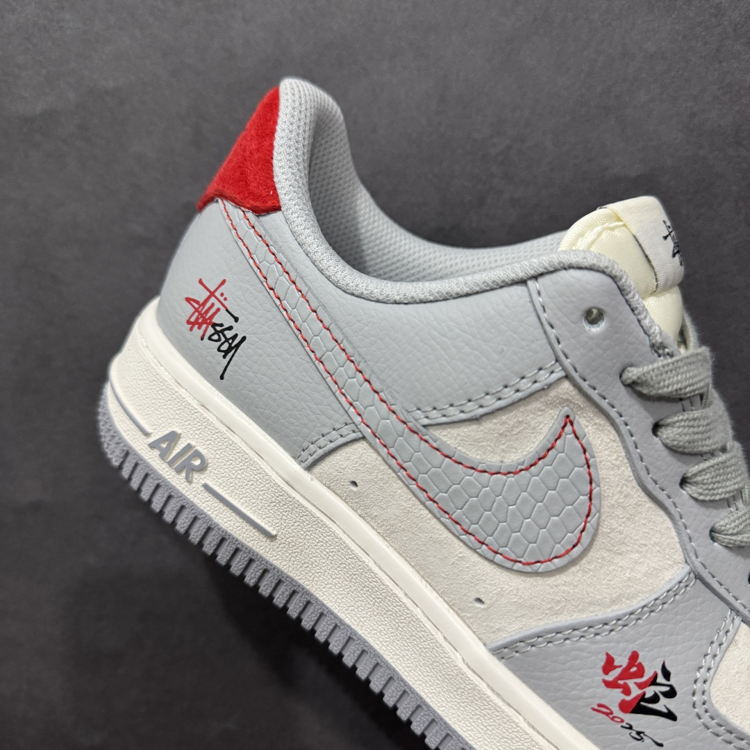 图片[6]-【定制版】海外限量发售NIke Air Force 1 \’07 Low “斯图西联名蛇年限定–灰蛇”空军一号 低帮 运动鞋 休闲鞋 折边针车 工艺难度大 原楦头原纸板 原装鞋盒 定制五金配件 内置全掌气垫 原厂鞋底货号：DM6688-027 Size：36 36.5 37.5 38 38.5 39 40 40.5 41 42 42.5 43 44 44.5 45 编码：HXS310320-莆田鞋批发中心