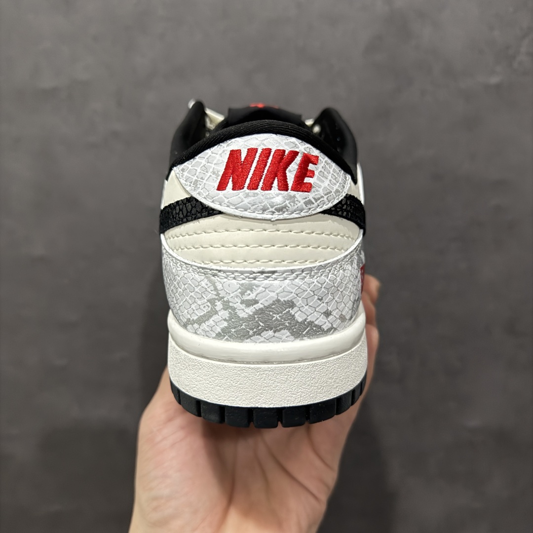 图片[4]-【定制版】Nk SB Dunk Low Sup联名蛇年限定 白蛇 周年高端定制 低帮休闲板鞋rn#定制鞋盒 大厂纯原品质出货 超高清洁度 皮料切割干净无任何毛边 细节完美 r 货号：AG3702-852 尺码：36 36.5 37.5 38 38.5 39 40 40.5 41 42 42.5 43 44 44.5 45 编码：HXS340360-莆田鞋批发中心