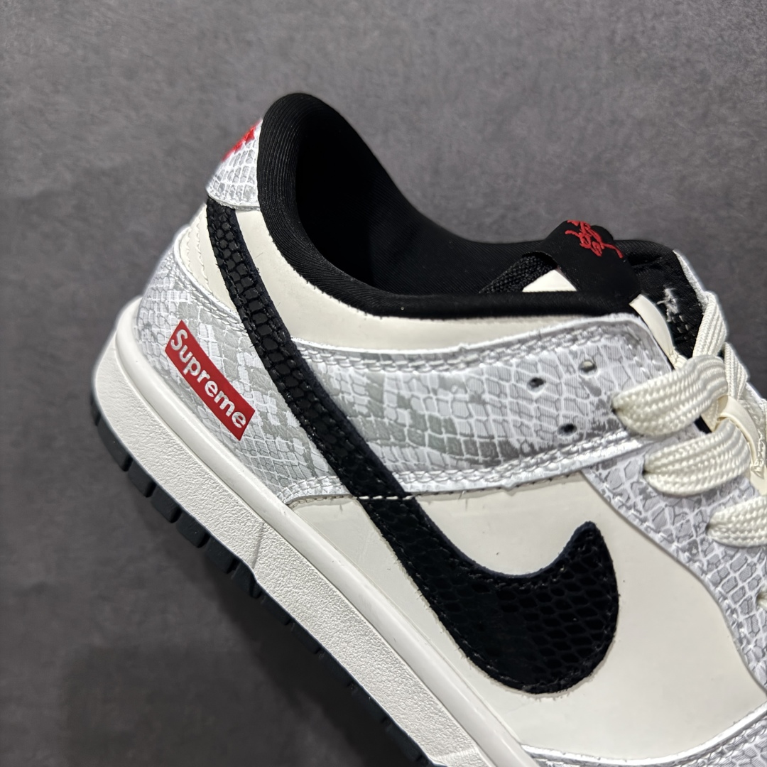 图片[6]-【定制版】Nk SB Dunk Low Sup联名蛇年限定 白蛇 周年高端定制 低帮休闲板鞋rn#定制鞋盒 大厂纯原品质出货 超高清洁度 皮料切割干净无任何毛边 细节完美 r 货号：AG3702-852 尺码：36 36.5 37.5 38 38.5 39 40 40.5 41 42 42.5 43 44 44.5 45 编码：HXS340360-莆田鞋批发中心