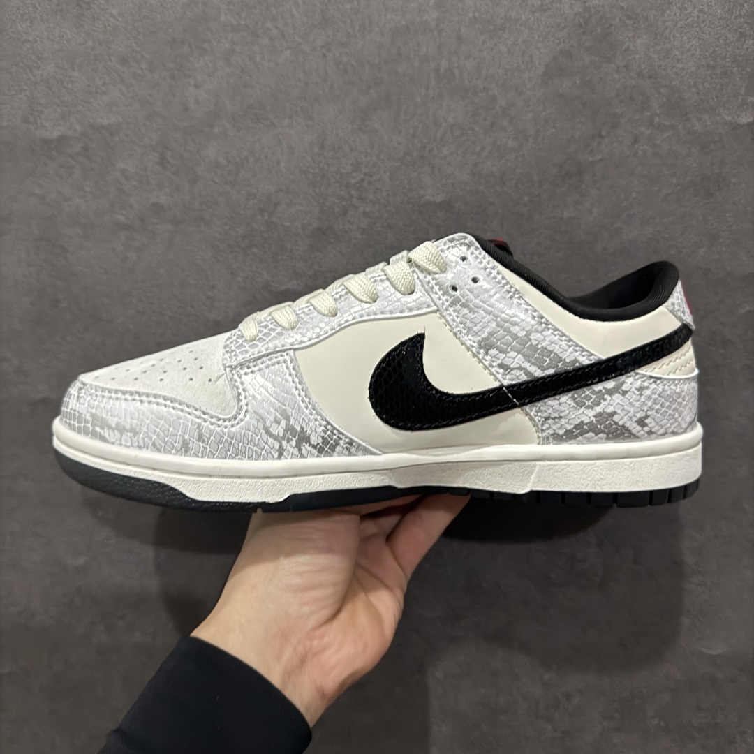 图片[2]-【定制版】Nk SB Dunk Low Sup联名蛇年限定 白蛇 周年高端定制 低帮休闲板鞋rn#定制鞋盒 大厂纯原品质出货 超高清洁度 皮料切割干净无任何毛边 细节完美 r 货号：AG3702-852 尺码：36 36.5 37.5 38 38.5 39 40 40.5 41 42 42.5 43 44 44.5 45 编码：HXS340360-莆田鞋批发中心