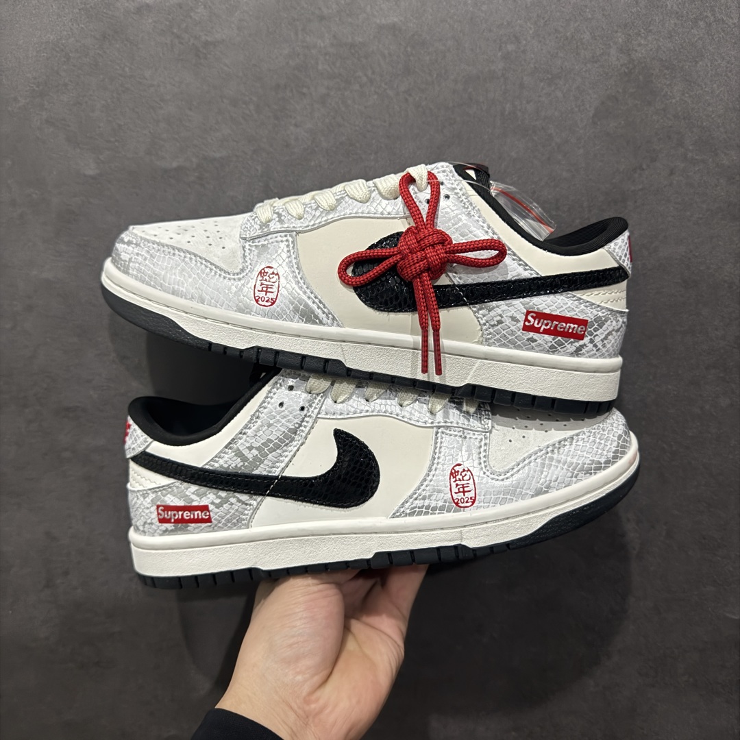 图片[9]-【定制版】Nk SB Dunk Low Sup联名蛇年限定 白蛇 周年高端定制 低帮休闲板鞋rn#定制鞋盒 大厂纯原品质出货 超高清洁度 皮料切割干净无任何毛边 细节完美 r 货号：AG3702-852 尺码：36 36.5 37.5 38 38.5 39 40 40.5 41 42 42.5 43 44 44.5 45 编码：HXS340360-莆田鞋批发中心