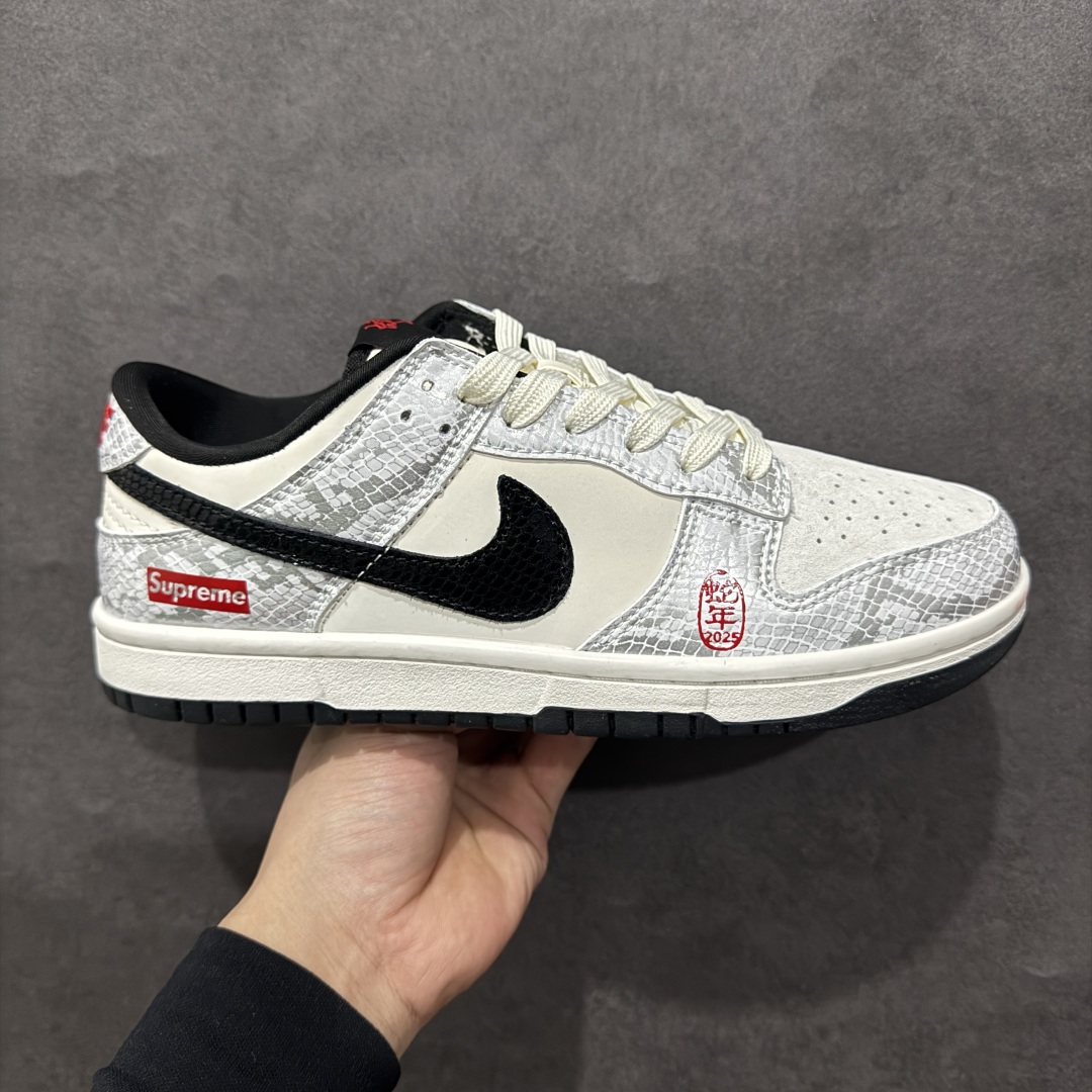 【定制版】Nk SB Dunk Low Sup联名蛇年限定 白蛇 周年高端定制 低帮休闲板鞋rn#定制鞋盒 大厂纯原品质出货 超高清洁度 皮料切割干净无任何毛边 细节完美 r 货号：AG3702-852 尺码：36 36.5 37.5 38 38.5 39 40 40.5 41 42 42.5 43 44 44.5 45 编码：HXS340360-莆田鞋批发中心