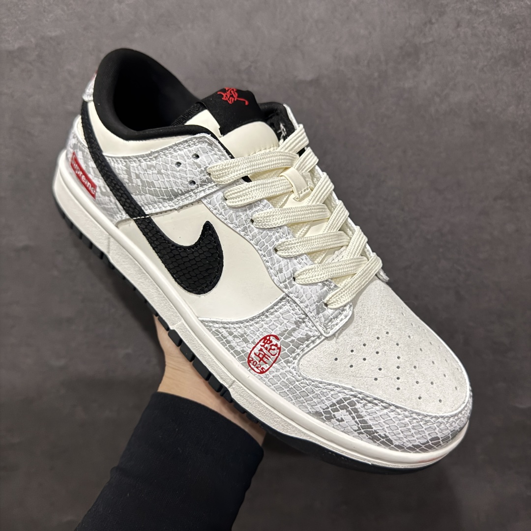 图片[3]-【定制版】Nk SB Dunk Low Sup联名蛇年限定 白蛇 周年高端定制 低帮休闲板鞋rn#定制鞋盒 大厂纯原品质出货 超高清洁度 皮料切割干净无任何毛边 细节完美 r 货号：AG3702-852 尺码：36 36.5 37.5 38 38.5 39 40 40.5 41 42 42.5 43 44 44.5 45 编码：HXS340360-莆田鞋批发中心