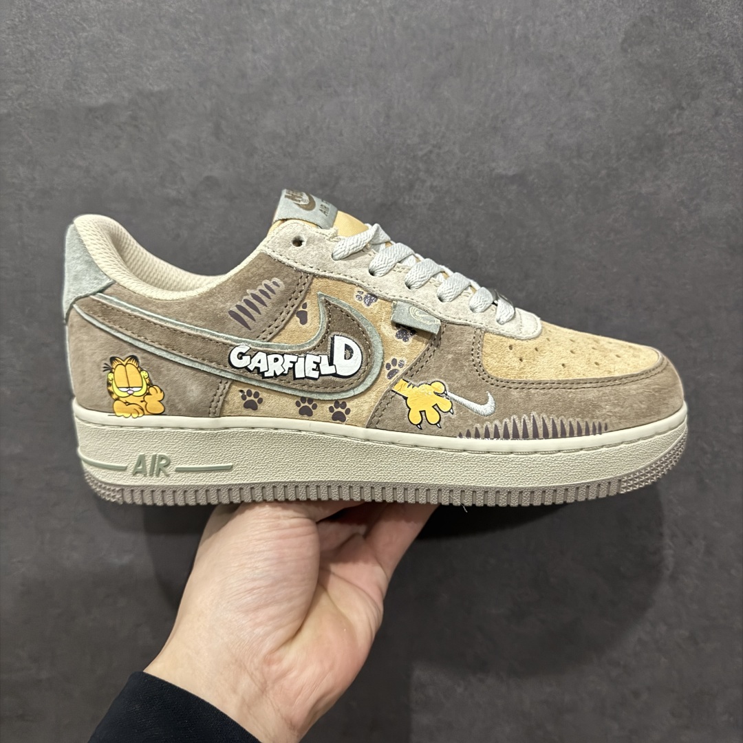 【定制版】“加菲猫”Nike  Air Force 1 “Garfield”#漫画系列 空军一号定制低帮秋冬板鞋n《加菲猫》是由吉姆·戴维斯的同名漫画作品改编的系列电视动画，加菲猫是一只橘黄色的胖猫咪，总是穿着红色的项圈，十分慵懒，有着一张大饼脸和圆滚滚的身材，形象十分可爱 货号：CD1212-333nSIZE：36 36.5 37.5 38 38.5 39 40 40.5 41 42 42.5 43 44 44.5 45 编码：HXS310320-莆田鞋批发中心