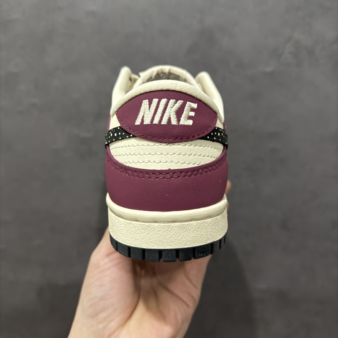 图片[4]-【定制版】Nike SB Dunk Low  蛇年高端定制 推出全新LOGO设计 –两个“巳”字对称摆放 形成如意纹样 寓意2025乙巳年 “巳巳如意,生生不息”。 完美的颜色搭配,再垫上具有“抗菌防臭”作用的欧索莱鞋垫，使其成为一款备受瞩目的潮流鞋款 低帮休闲板鞋 定制鞋盒 大厂纯原品质出货货号:CH8311-280 尺码:36 36.5 37.5 38 38.5 39 40 40.5 41 42 42.5 43 44 44.5 45 编码：YB300320-莆田鞋批发中心