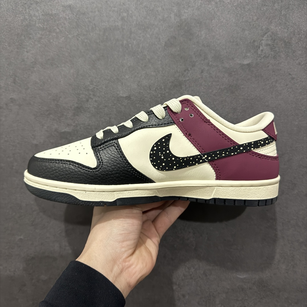 图片[2]-【定制版】Nike SB Dunk Low  蛇年高端定制 推出全新LOGO设计 –两个“巳”字对称摆放 形成如意纹样 寓意2025乙巳年 “巳巳如意,生生不息”。 完美的颜色搭配,再垫上具有“抗菌防臭”作用的欧索莱鞋垫，使其成为一款备受瞩目的潮流鞋款 低帮休闲板鞋 定制鞋盒 大厂纯原品质出货货号:CH8311-280 尺码:36 36.5 37.5 38 38.5 39 40 40.5 41 42 42.5 43 44 44.5 45 编码：YB300320-莆田鞋批发中心