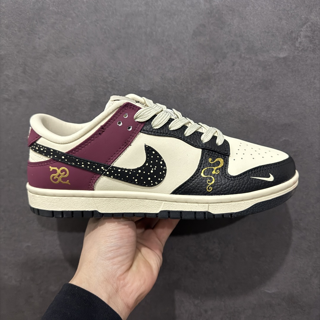 【定制版】Nike SB Dunk Low  蛇年高端定制 推出全新LOGO设计 –两个“巳”字对称摆放 形成如意纹样 寓意2025乙巳年 “巳巳如意,生生不息”。 完美的颜色搭配,再垫上具有“抗菌防臭”作用的欧索莱鞋垫，使其成为一款备受瞩目的潮流鞋款 低帮休闲板鞋 定制鞋盒 大厂纯原品质出货货号:CH8311-280 尺码:36 36.5 37.5 38 38.5 39 40 40.5 41 42 42.5 43 44 44.5 45 编码：YB300320-莆田鞋批发中心