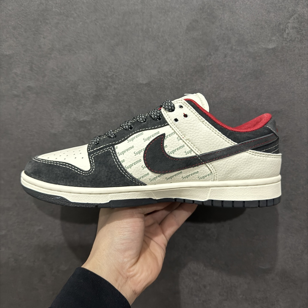 图片[2]-【定制版】Nike SB Dunk Low x Supreme 白黑红小钩满天星n纯原大厂出品 极力推荐n原装头层材料 独家版型蒸餾加工n帶來的是更好的视觉和脚感体验n大厂纯原品质出货 清洁度 电绣工艺皮料切割干净无任何毛边 细节完美 官方货号：XS1086 022 尺码：36 36.5 37.5 38 38.5 39 40 40.5 41 42 42.5 43 44 44.5 45  编码：CC300320-莆田鞋批发中心