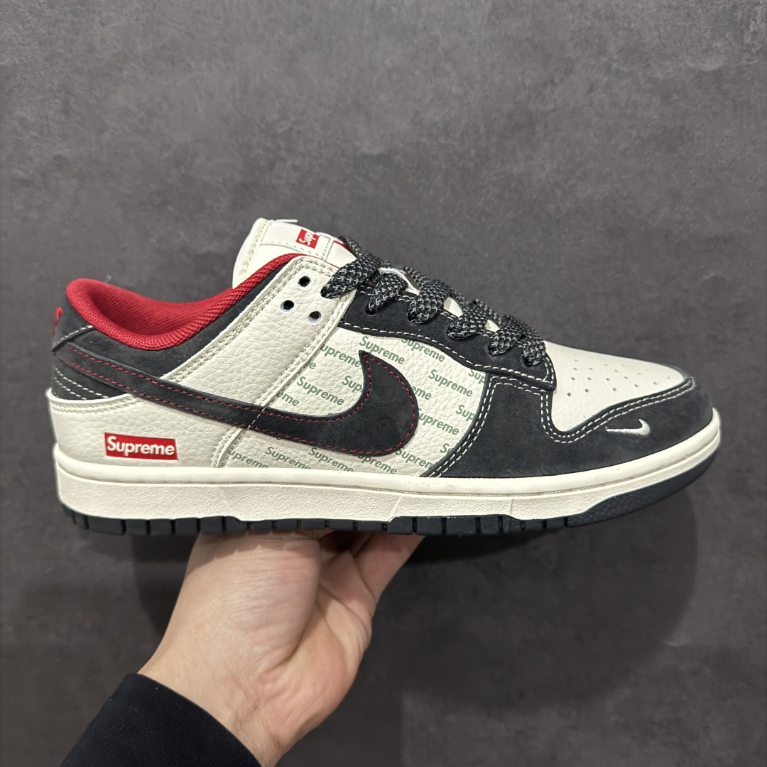 【定制版】Nike SB Dunk Low x Supreme 白黑红小钩满天星n纯原大厂出品 极力推荐n原装头层材料 独家版型蒸餾加工n帶來的是更好的视觉和脚感体验n大厂纯原品质出货 清洁度 电绣工艺皮料切割干净无任何毛边 细节完美 官方货号：XS1086 022 尺码：36 36.5 37.5 38 38.5 39 40 40.5 41 42 42.5 43 44 44.5 45  编码：CC300320-莆田鞋批发中心