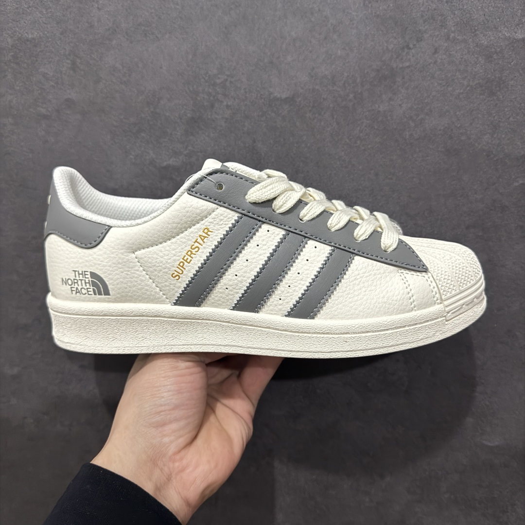 【定制版】AD Originals Superstar x The North Face白灰n采用全新头层拼接皮革材质n后跟采用特色3D立体印字渠道正品订单 诠释市场最高工艺水平n全鞋进口头层皮料打造n区别市面普通真标版本，进出专柜无压力货号：BZ2507 Size：36-45 编码：CC260280-莆田鞋批发中心