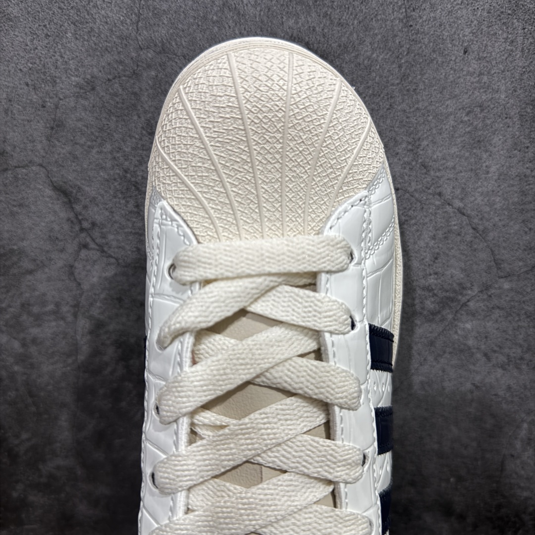 图片[5]-【公司级】Wales Bonner x Adidas Superstar\”Wonder White/Collegiate Navy\”经典贝壳头系列低帮百搭休闲运动板鞋“联名鳄鱼纹米白海军蓝”JP7161nn男女鞋真标半码制n原楦原纸版开发n采用硬质鳄鱼纹牛剖革组合纤维饰片鞋面材质n2020改良全包围鞋垫n正确2020版鞋底模具及扇贝头盖片❗ 尺码：35 36 36⅔ 37⅓ 38 38⅔ 39⅓ 40 40⅔ 41⅓ 42 42⅔ 43⅓ 44nnWales Bonner 与 adidas Originals 携手的人气联名组合再度迎来新作，双方今次带来 SAMBA METALLIC MN、SAMBA SUEDE MN、SAMBA 和 SUPERSTAR 等全新鞋款。最大亮点便是采用鳄鱼纹压花皮革材质，尤其棕色与蓝色的 SAMBA 款式搭配皮革鞋跟贴片、编织鞋舌，更显奢华质感。接着 SUPERSTAR 同样以白色鳄鱼纹皮革制成鞋身，烫金的三叶草标志与深蓝色 Three Stripes、棕色内里的组合，增添几分复古气息。 编码：XN230250-莆田鞋批发中心