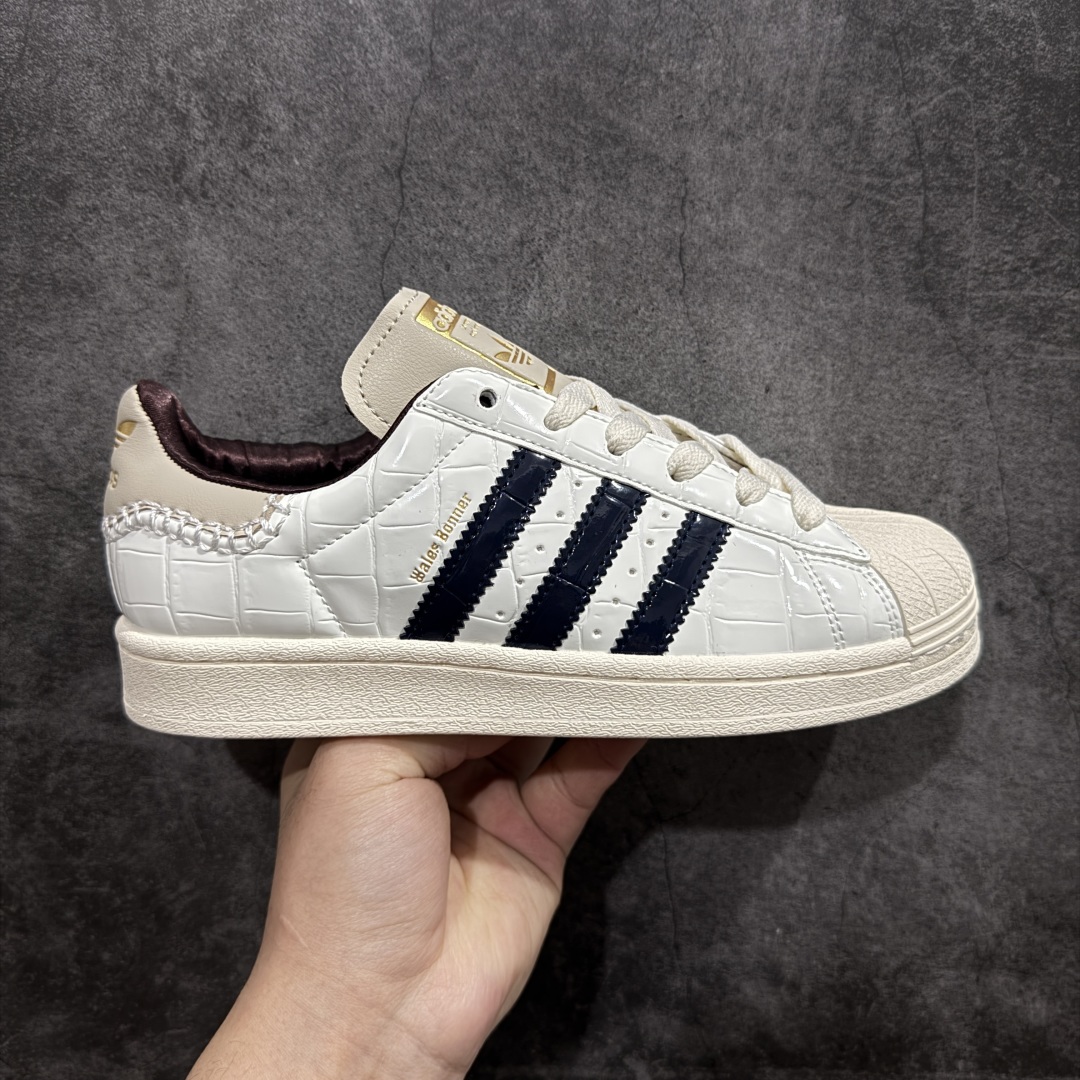 【公司级】Wales Bonner x Adidas Superstar\”Wonder White/Collegiate Navy\”经典贝壳头系列低帮百搭休闲运动板鞋“联名鳄鱼纹米白海军蓝”JP7161nn男女鞋真标半码制n原楦原纸版开发n采用硬质鳄鱼纹牛剖革组合纤维饰片鞋面材质n2020改良全包围鞋垫n正确2020版鞋底模具及扇贝头盖片❗ 尺码：35 36 36⅔ 37⅓ 38 38⅔ 39⅓ 40 40⅔ 41⅓ 42 42⅔ 43⅓ 44nnWales Bonner 与 adidas Originals 携手的人气联名组合再度迎来新作，双方今次带来 SAMBA METALLIC MN、SAMBA SUEDE MN、SAMBA 和 SUPERSTAR 等全新鞋款。最大亮点便是采用鳄鱼纹压花皮革材质，尤其棕色与蓝色的 SAMBA 款式搭配皮革鞋跟贴片、编织鞋舌，更显奢华质感。接着 SUPERSTAR 同样以白色鳄鱼纹皮革制成鞋身，烫金的三叶草标志与深蓝色 Three Stripes、棕色内里的组合，增添几分复古气息。 编码：XN230250-莆田鞋批发中心