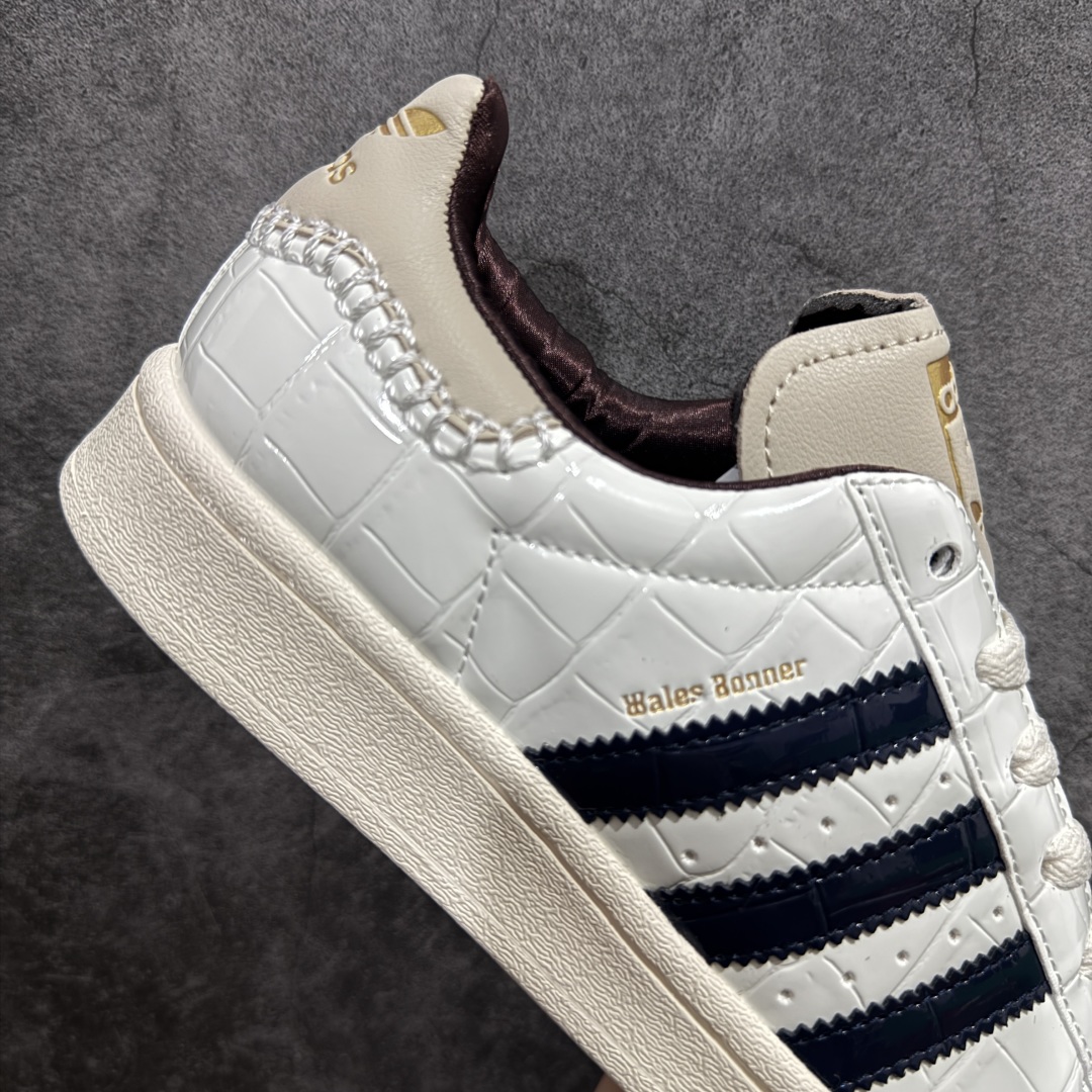 图片[7]-【公司级】Wales Bonner x Adidas Superstar\”Wonder White/Collegiate Navy\”经典贝壳头系列低帮百搭休闲运动板鞋“联名鳄鱼纹米白海军蓝”JP7161nn男女鞋真标半码制n原楦原纸版开发n采用硬质鳄鱼纹牛剖革组合纤维饰片鞋面材质n2020改良全包围鞋垫n正确2020版鞋底模具及扇贝头盖片❗ 尺码：35 36 36⅔ 37⅓ 38 38⅔ 39⅓ 40 40⅔ 41⅓ 42 42⅔ 43⅓ 44nnWales Bonner 与 adidas Originals 携手的人气联名组合再度迎来新作，双方今次带来 SAMBA METALLIC MN、SAMBA SUEDE MN、SAMBA 和 SUPERSTAR 等全新鞋款。最大亮点便是采用鳄鱼纹压花皮革材质，尤其棕色与蓝色的 SAMBA 款式搭配皮革鞋跟贴片、编织鞋舌，更显奢华质感。接着 SUPERSTAR 同样以白色鳄鱼纹皮革制成鞋身，烫金的三叶草标志与深蓝色 Three Stripes、棕色内里的组合，增添几分复古气息。 编码：XN230250-莆田鞋批发中心