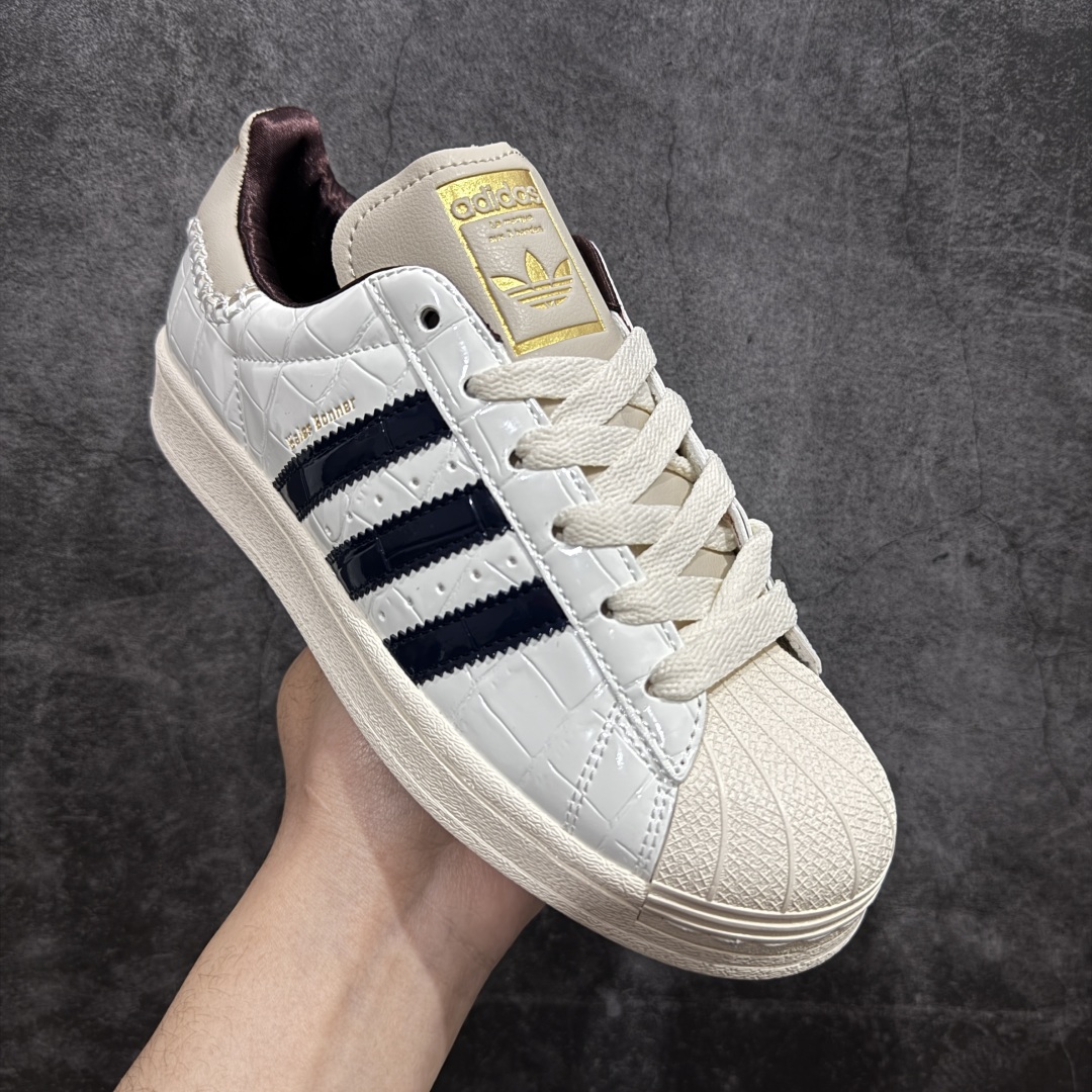 图片[3]-【公司级】Wales Bonner x Adidas Superstar\”Wonder White/Collegiate Navy\”经典贝壳头系列低帮百搭休闲运动板鞋“联名鳄鱼纹米白海军蓝”JP7161nn男女鞋真标半码制n原楦原纸版开发n采用硬质鳄鱼纹牛剖革组合纤维饰片鞋面材质n2020改良全包围鞋垫n正确2020版鞋底模具及扇贝头盖片❗ 尺码：35 36 36⅔ 37⅓ 38 38⅔ 39⅓ 40 40⅔ 41⅓ 42 42⅔ 43⅓ 44nnWales Bonner 与 adidas Originals 携手的人气联名组合再度迎来新作，双方今次带来 SAMBA METALLIC MN、SAMBA SUEDE MN、SAMBA 和 SUPERSTAR 等全新鞋款。最大亮点便是采用鳄鱼纹压花皮革材质，尤其棕色与蓝色的 SAMBA 款式搭配皮革鞋跟贴片、编织鞋舌，更显奢华质感。接着 SUPERSTAR 同样以白色鳄鱼纹皮革制成鞋身，烫金的三叶草标志与深蓝色 Three Stripes、棕色内里的组合，增添几分复古气息。 编码：XN230250-莆田鞋批发中心