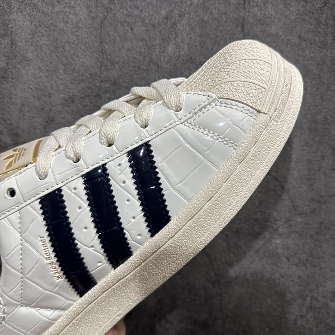 图片[6]-【公司级】Wales Bonner x Adidas Superstar\”Wonder White/Collegiate Navy\”经典贝壳头系列低帮百搭休闲运动板鞋“联名鳄鱼纹米白海军蓝”JP7161nn男女鞋真标半码制n原楦原纸版开发n采用硬质鳄鱼纹牛剖革组合纤维饰片鞋面材质n2020改良全包围鞋垫n正确2020版鞋底模具及扇贝头盖片❗ 尺码：35 36 36⅔ 37⅓ 38 38⅔ 39⅓ 40 40⅔ 41⅓ 42 42⅔ 43⅓ 44nnWales Bonner 与 adidas Originals 携手的人气联名组合再度迎来新作，双方今次带来 SAMBA METALLIC MN、SAMBA SUEDE MN、SAMBA 和 SUPERSTAR 等全新鞋款。最大亮点便是采用鳄鱼纹压花皮革材质，尤其棕色与蓝色的 SAMBA 款式搭配皮革鞋跟贴片、编织鞋舌，更显奢华质感。接着 SUPERSTAR 同样以白色鳄鱼纹皮革制成鞋身，烫金的三叶草标志与深蓝色 Three Stripes、棕色内里的组合，增添几分复古气息。 编码：XN230250-莆田鞋批发中心