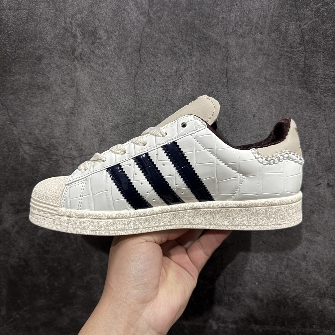 图片[2]-【公司级】Wales Bonner x Adidas Superstar\”Wonder White/Collegiate Navy\”经典贝壳头系列低帮百搭休闲运动板鞋“联名鳄鱼纹米白海军蓝”JP7161nn男女鞋真标半码制n原楦原纸版开发n采用硬质鳄鱼纹牛剖革组合纤维饰片鞋面材质n2020改良全包围鞋垫n正确2020版鞋底模具及扇贝头盖片❗ 尺码：35 36 36⅔ 37⅓ 38 38⅔ 39⅓ 40 40⅔ 41⅓ 42 42⅔ 43⅓ 44nnWales Bonner 与 adidas Originals 携手的人气联名组合再度迎来新作，双方今次带来 SAMBA METALLIC MN、SAMBA SUEDE MN、SAMBA 和 SUPERSTAR 等全新鞋款。最大亮点便是采用鳄鱼纹压花皮革材质，尤其棕色与蓝色的 SAMBA 款式搭配皮革鞋跟贴片、编织鞋舌，更显奢华质感。接着 SUPERSTAR 同样以白色鳄鱼纹皮革制成鞋身，烫金的三叶草标志与深蓝色 Three Stripes、棕色内里的组合，增添几分复古气息。 编码：XN230250-莆田鞋批发中心