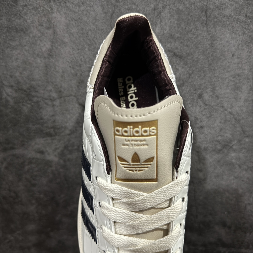 图片[8]-【公司级】Wales Bonner x Adidas Superstar\”Wonder White/Collegiate Navy\”经典贝壳头系列低帮百搭休闲运动板鞋“联名鳄鱼纹米白海军蓝”JP7161nn男女鞋真标半码制n原楦原纸版开发n采用硬质鳄鱼纹牛剖革组合纤维饰片鞋面材质n2020改良全包围鞋垫n正确2020版鞋底模具及扇贝头盖片❗ 尺码：35 36 36⅔ 37⅓ 38 38⅔ 39⅓ 40 40⅔ 41⅓ 42 42⅔ 43⅓ 44nnWales Bonner 与 adidas Originals 携手的人气联名组合再度迎来新作，双方今次带来 SAMBA METALLIC MN、SAMBA SUEDE MN、SAMBA 和 SUPERSTAR 等全新鞋款。最大亮点便是采用鳄鱼纹压花皮革材质，尤其棕色与蓝色的 SAMBA 款式搭配皮革鞋跟贴片、编织鞋舌，更显奢华质感。接着 SUPERSTAR 同样以白色鳄鱼纹皮革制成鞋身，烫金的三叶草标志与深蓝色 Three Stripes、棕色内里的组合，增添几分复古气息。 编码：XN230250-莆田鞋批发中心