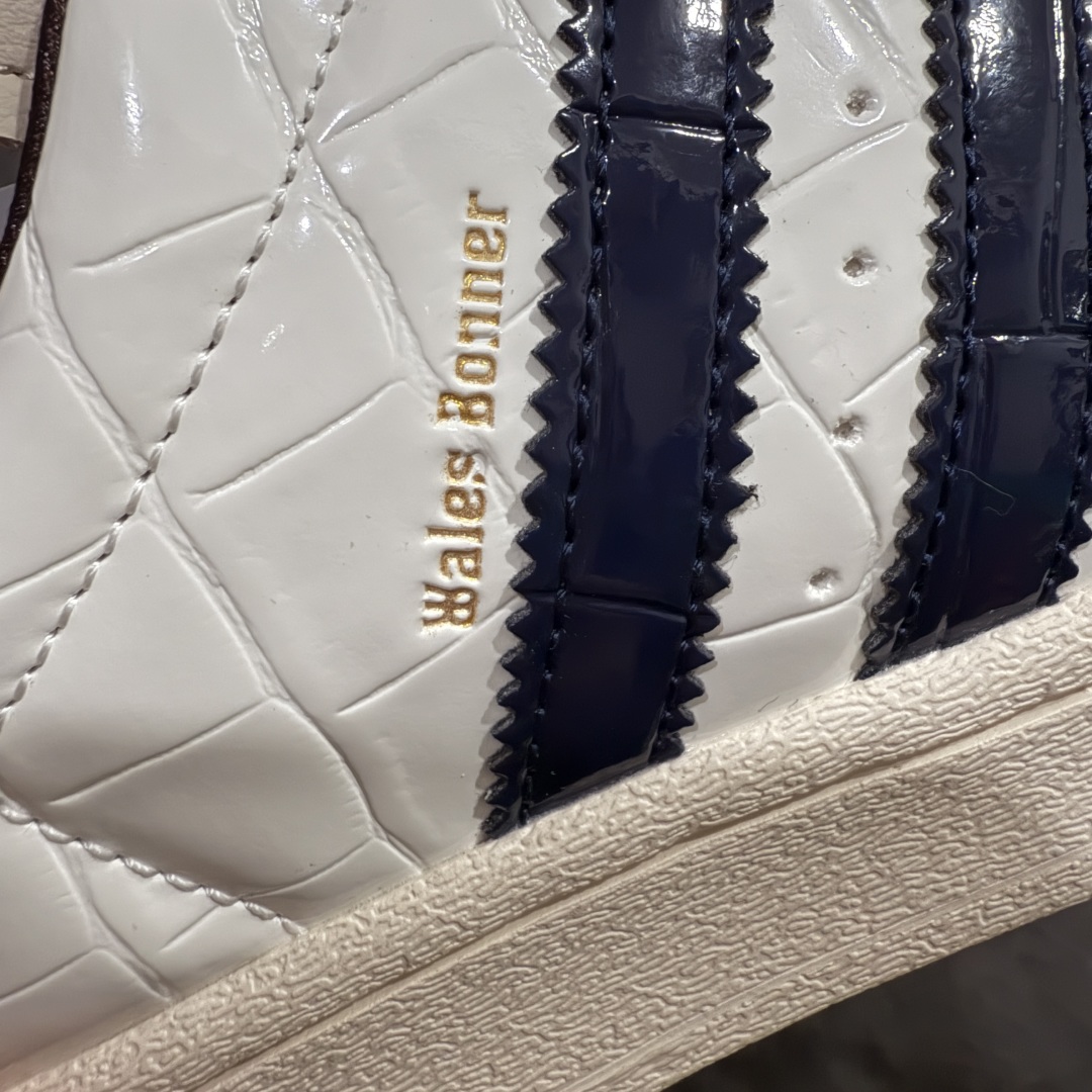 图片[3]-【公司级】Wales Bonner x Adidas Superstar\”Wonder White/Collegiate Navy\”经典贝壳头系列低帮百搭休闲运动板鞋“联名鳄鱼纹米白海军蓝”JP7161nn男女鞋真标半码制n原楦原纸版开发n采用硬质鳄鱼纹牛剖革组合纤维饰片鞋面材质n2020改良全包围鞋垫n正确2020版鞋底模具及扇贝头盖片❗ 尺码：35 36 36⅔ 37⅓ 38 38⅔ 39⅓ 40 40⅔ 41⅓ 42 42⅔ 43⅓ 44nnWales Bonner 与 adidas Originals 携手的人气联名组合再度迎来新作，双方今次带来 SAMBA METALLIC MN、SAMBA SUEDE MN、SAMBA 和 SUPERSTAR 等全新鞋款。最大亮点便是采用鳄鱼纹压花皮革材质，尤其棕色与蓝色的 SAMBA 款式搭配皮革鞋跟贴片、编织鞋舌，更显奢华质感。接着 SUPERSTAR 同样以白色鳄鱼纹皮革制成鞋身，烫金的三叶草标志与深蓝色 Three Stripes、棕色内里的组合，增添几分复古气息。 编码：XN230250-莆田鞋批发中心