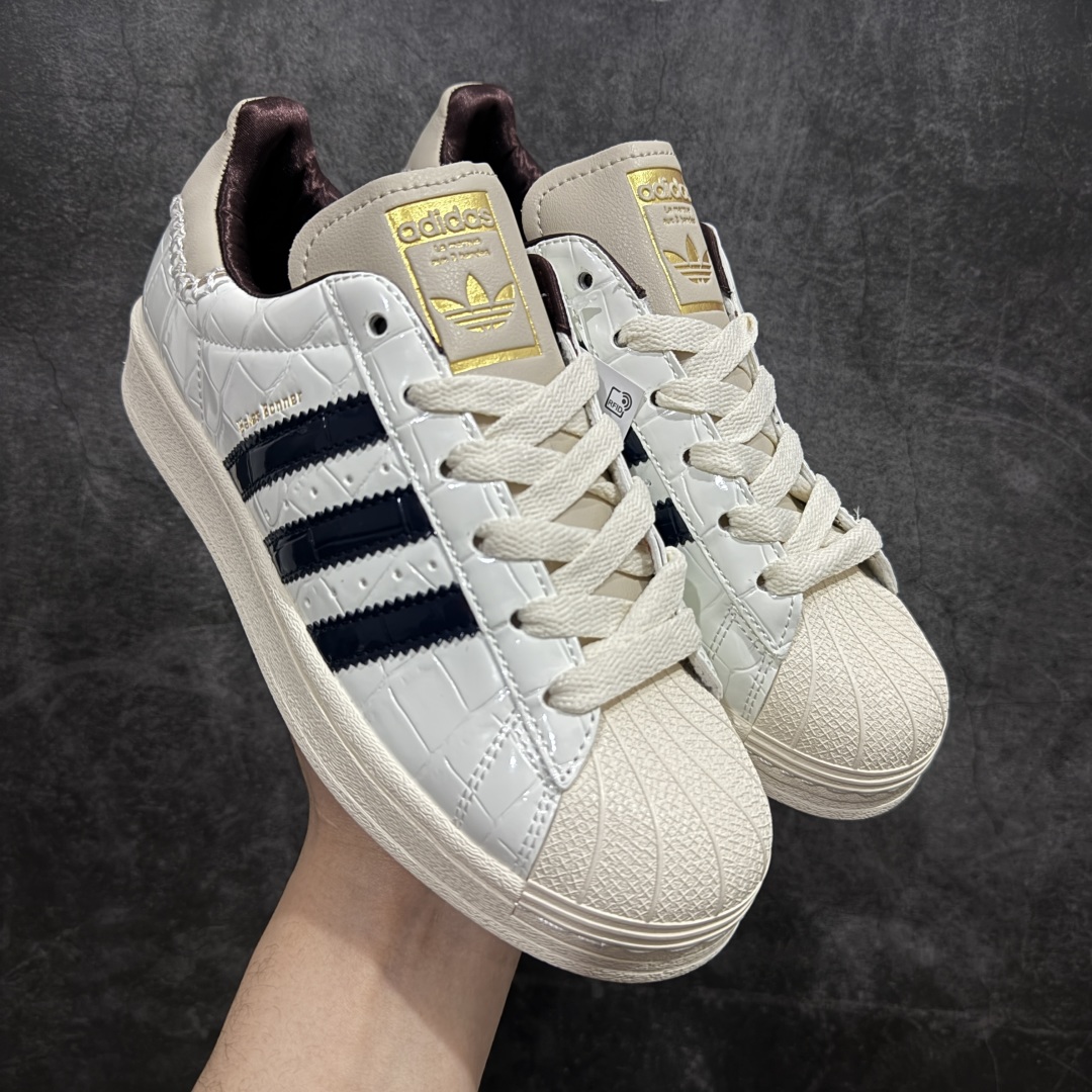 【公司级】Wales Bonner x Adidas Superstar\”Wonder White/Collegiate Navy\”经典贝壳头系列低帮百搭休闲运动板鞋“联名鳄鱼纹米白海军蓝”JP7161nn男女鞋真标半码制n原楦原纸版开发n采用硬质鳄鱼纹牛剖革组合纤维饰片鞋面材质n2020改良全包围鞋垫n正确2020版鞋底模具及扇贝头盖片❗ 尺码：35 36 36⅔ 37⅓ 38 38⅔ 39⅓ 40 40⅔ 41⅓ 42 42⅔ 43⅓ 44nnWales Bonner 与 adidas Originals 携手的人气联名组合再度迎来新作，双方今次带来 SAMBA METALLIC MN、SAMBA SUEDE MN、SAMBA 和 SUPERSTAR 等全新鞋款。最大亮点便是采用鳄鱼纹压花皮革材质，尤其棕色与蓝色的 SAMBA 款式搭配皮革鞋跟贴片、编织鞋舌，更显奢华质感。接着 SUPERSTAR 同样以白色鳄鱼纹皮革制成鞋身，烫金的三叶草标志与深蓝色 Three Stripes、棕色内里的组合，增添几分复古气息。 编码：XN230250-莆田鞋批发中心