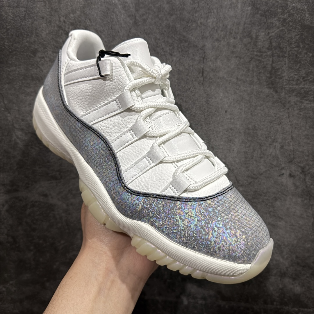 图片[3]-【KZ神版】Air Jordan AJ11 Retro Low CNY蛇年限定 HQ7000-001 市场中端王者 耗时半年巨作 全套原纸板楦头开发 确保原汁原味 完美呈现11代版型 此版本只针对中端市场 皮料材质有所更替 其他数据细节工艺流程均保持一致绝不口嗨 细节品控鞋型随意秒杀市面3XX 原楦原档案数据开模打造 原厂中底拉帮钢印 原厂进口漆皮 防冻不开裂 原装鞋撑 水晶大底正确色度色泽 原楦原数据刺绣 原厂车缝走线及对位 毫厘不差 飞人logo采用原数据电脑刺绣 原装正品碳纤维真实碳板 增强抗扭 原内标 原盒标 正确官方原盒 防氧化水晶外底 原厂配套全掌solo气垫 进口港宝加持 后跟自然饱满 全鞋荧光划线卡点 追求极致完美 每一双都是工艺品 多重QC质检 超越公司货的品控标准 实实在在的免检产品SIZE：36 36.5 37.5 38 38.5 39 40 40.5 41 42 42.5 43 44 44.5 45 46 47.5 编码：WE310340-莆田鞋批发中心