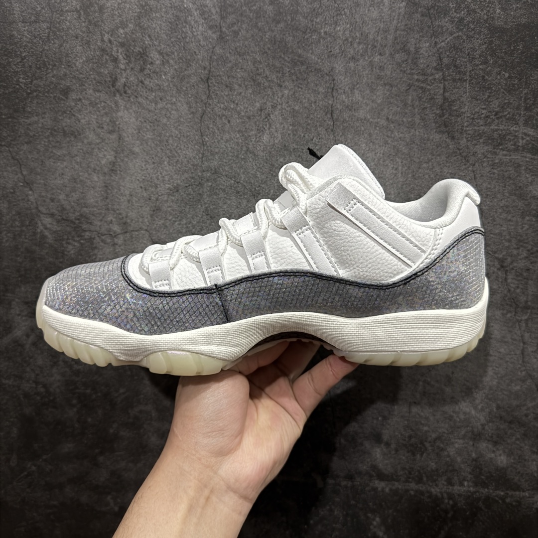 图片[2]-【KZ神版】Air Jordan AJ11 Retro Low CNY蛇年限定 HQ7000-001 市场中端王者 耗时半年巨作 全套原纸板楦头开发 确保原汁原味 完美呈现11代版型 此版本只针对中端市场 皮料材质有所更替 其他数据细节工艺流程均保持一致绝不口嗨 细节品控鞋型随意秒杀市面3XX 原楦原档案数据开模打造 原厂中底拉帮钢印 原厂进口漆皮 防冻不开裂 原装鞋撑 水晶大底正确色度色泽 原楦原数据刺绣 原厂车缝走线及对位 毫厘不差 飞人logo采用原数据电脑刺绣 原装正品碳纤维真实碳板 增强抗扭 原内标 原盒标 正确官方原盒 防氧化水晶外底 原厂配套全掌solo气垫 进口港宝加持 后跟自然饱满 全鞋荧光划线卡点 追求极致完美 每一双都是工艺品 多重QC质检 超越公司货的品控标准 实实在在的免检产品SIZE：36 36.5 37.5 38 38.5 39 40 40.5 41 42 42.5 43 44 44.5 45 46 47.5 编码：WE310340-莆田鞋批发中心