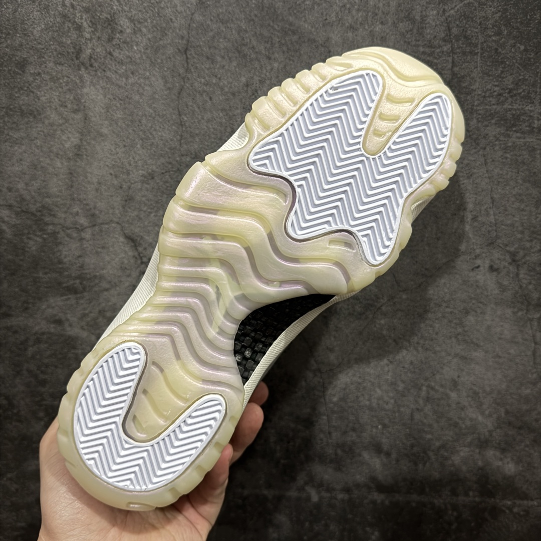 图片[9]-【KZ神版】Air Jordan AJ11 Retro Low CNY蛇年限定 HQ7000-001 市场中端王者 耗时半年巨作 全套原纸板楦头开发 确保原汁原味 完美呈现11代版型 此版本只针对中端市场 皮料材质有所更替 其他数据细节工艺流程均保持一致绝不口嗨 细节品控鞋型随意秒杀市面3XX 原楦原档案数据开模打造 原厂中底拉帮钢印 原厂进口漆皮 防冻不开裂 原装鞋撑 水晶大底正确色度色泽 原楦原数据刺绣 原厂车缝走线及对位 毫厘不差 飞人logo采用原数据电脑刺绣 原装正品碳纤维真实碳板 增强抗扭 原内标 原盒标 正确官方原盒 防氧化水晶外底 原厂配套全掌solo气垫 进口港宝加持 后跟自然饱满 全鞋荧光划线卡点 追求极致完美 每一双都是工艺品 多重QC质检 超越公司货的品控标准 实实在在的免检产品SIZE：36 36.5 37.5 38 38.5 39 40 40.5 41 42 42.5 43 44 44.5 45 46 47.5 编码：WE310340-莆田鞋批发中心