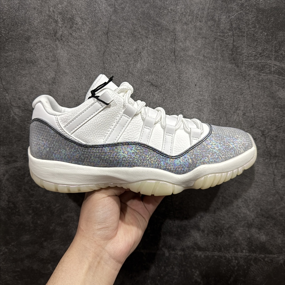 【KZ神版】Air Jordan AJ11 Retro Low CNY蛇年限定 HQ7000-001 市场中端王者 耗时半年巨作 全套原纸板楦头开发 确保原汁原味 完美呈现11代版型 此版本只针对中端市场 皮料材质有所更替 其他数据细节工艺流程均保持一致绝不口嗨 细节品控鞋型随意秒杀市面3XX 原楦原档案数据开模打造 原厂中底拉帮钢印 原厂进口漆皮 防冻不开裂 原装鞋撑 水晶大底正确色度色泽 原楦原数据刺绣 原厂车缝走线及对位 毫厘不差 飞人logo采用原数据电脑刺绣 原装正品碳纤维真实碳板 增强抗扭 原内标 原盒标 正确官方原盒 防氧化水晶外底 原厂配套全掌solo气垫 进口港宝加持 后跟自然饱满 全鞋荧光划线卡点 追求极致完美 每一双都是工艺品 多重QC质检 超越公司货的品控标准 实实在在的免检产品SIZE：36 36.5 37.5 38 38.5 39 40 40.5 41 42 42.5 43 44 44.5 45 46 47.5 编码：WE310340-莆田鞋批发中心