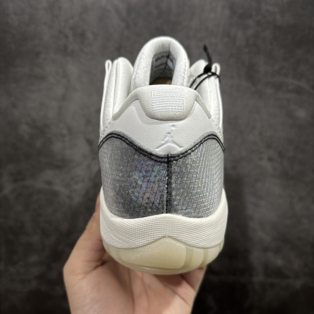 图片[4]-【KZ神版】Air Jordan AJ11 Retro Low CNY蛇年限定 HQ7000-001 市场中端王者 耗时半年巨作 全套原纸板楦头开发 确保原汁原味 完美呈现11代版型 此版本只针对中端市场 皮料材质有所更替 其他数据细节工艺流程均保持一致绝不口嗨 细节品控鞋型随意秒杀市面3XX 原楦原档案数据开模打造 原厂中底拉帮钢印 原厂进口漆皮 防冻不开裂 原装鞋撑 水晶大底正确色度色泽 原楦原数据刺绣 原厂车缝走线及对位 毫厘不差 飞人logo采用原数据电脑刺绣 原装正品碳纤维真实碳板 增强抗扭 原内标 原盒标 正确官方原盒 防氧化水晶外底 原厂配套全掌solo气垫 进口港宝加持 后跟自然饱满 全鞋荧光划线卡点 追求极致完美 每一双都是工艺品 多重QC质检 超越公司货的品控标准 实实在在的免检产品SIZE：36 36.5 37.5 38 38.5 39 40 40.5 41 42 42.5 43 44 44.5 45 46 47.5 编码：WE310340-莆田鞋批发中心