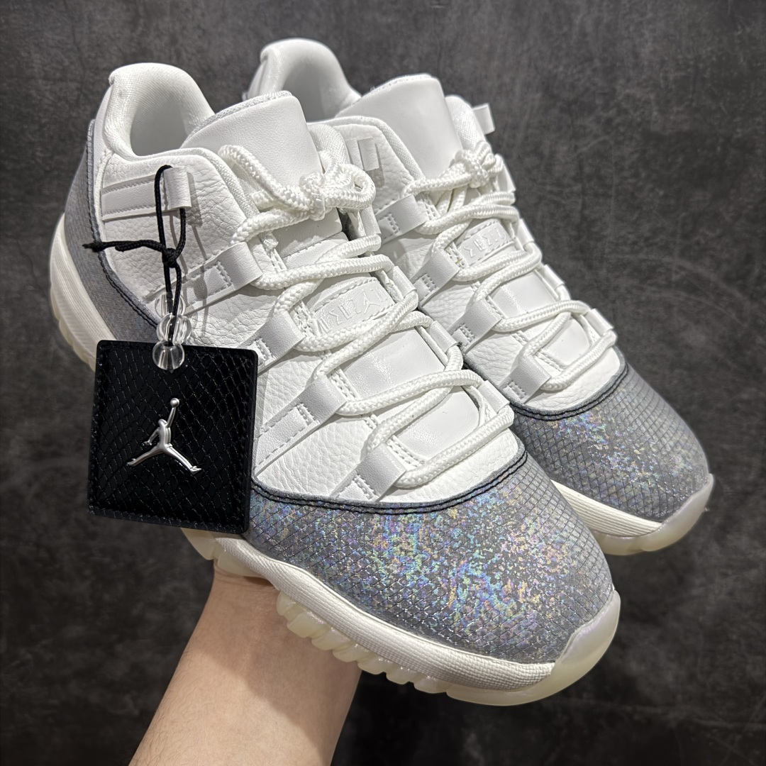 【KZ神版】Air Jordan AJ11 Retro Low CNY蛇年限定 HQ7000-001 市场中端王者 耗时半年巨作 全套原纸板楦头开发 确保原汁原味 完美呈现11代版型 此版本只针对中端市场 皮料材质有所更替 其他数据细节工艺流程均保持一致绝不口嗨 细节品控鞋型随意秒杀市面3XX 原楦原档案数据开模打造 原厂中底拉帮钢印 原厂进口漆皮 防冻不开裂 原装鞋撑 水晶大底正确色度色泽 原楦原数据刺绣 原厂车缝走线及对位 毫厘不差 飞人logo采用原数据电脑刺绣 原装正品碳纤维真实碳板 增强抗扭 原内标 原盒标 正确官方原盒 防氧化水晶外底 原厂配套全掌solo气垫 进口港宝加持 后跟自然饱满 全鞋荧光划线卡点 追求极致完美 每一双都是工艺品 多重QC质检 超越公司货的品控标准 实实在在的免检产品SIZE：36 36.5 37.5 38 38.5 39 40 40.5 41 42 42.5 43 44 44.5 45 46 47.5 编码：WE310340-莆田鞋批发中心