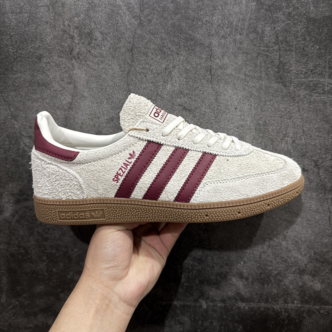 【R版】AD Originals Handball SPZL 手球运动员系列百搭休闲运动板鞋 JH8699这款来自阿迪达斯的这款HANDBALL SPZL前身是一双手球运动鞋，这一次拿来复刻，鞋面主要色彩选用了灰红色， 鞋面外侧除了Spezial字母之外还有三叶草标志 尺码：36-45（半） 编码：DS210230-莆田鞋批发中心