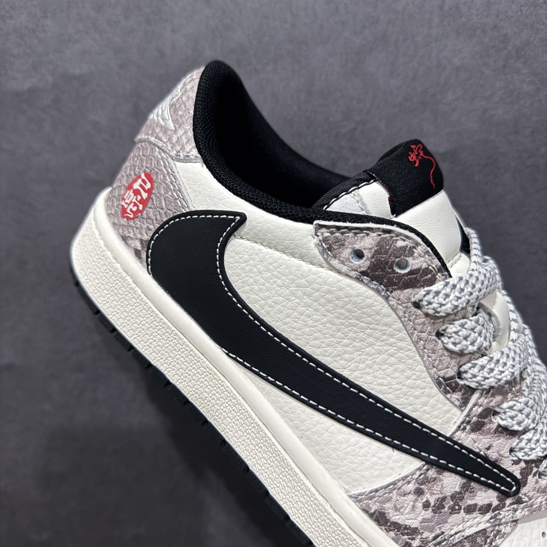 图片[6]-【定制版】Travis Scott x Fragment Design x Air Jordan 1 Low OG SP AJ1 乔1 蛇年限定 灰白蛇鳞 低帮文化休闲板鞋 XX3318-518rn#多方联名合作融合了Travis Scott 独特的音乐风格，藤原浩个性的设计风格以及Jordan品牌的经典元素 使其成为一双具有独特身份和价值的鞋子 清新而立体的外观加上联名标识更突出了其独特身份 这种配色方案显示出活力和时尚感 在视觉上引人注目 鞋身的质感和细腻的细节处理使其显得高端而格调十足 这款“倒钩”联名是设计与创意完美结合 融合多方的个性风格是一款备受瞩目的潮流鞋款r 尺码：36 36.5 37.5 38 38.5 39 40 40.5 41 42 42.5 43 44 44.5 45  编码：HXS340360-莆田鞋批发中心