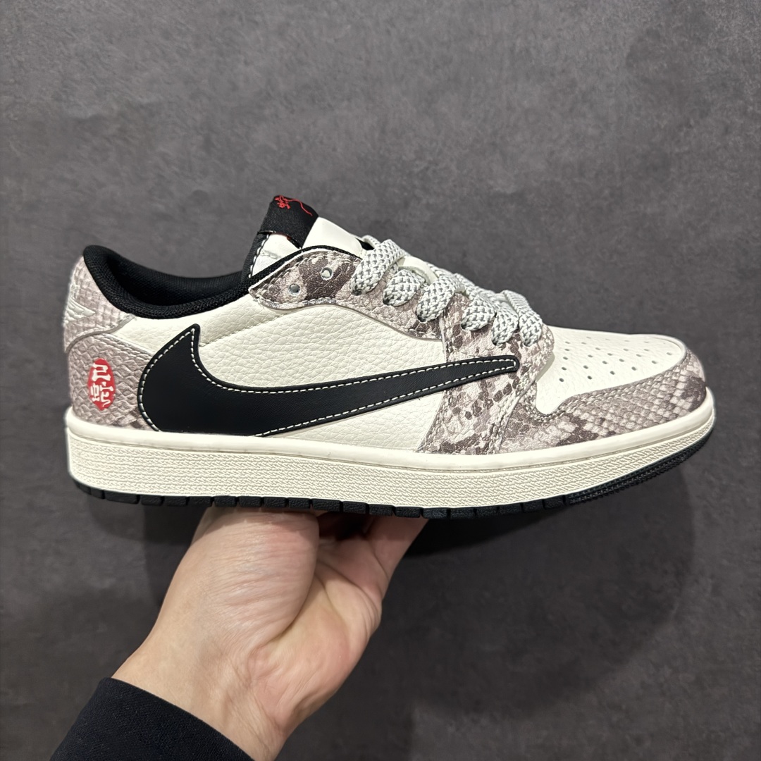 【定制版】Travis Scott x Fragment Design x Air Jordan 1 Low OG SP AJ1 乔1 蛇年限定 灰白蛇鳞 低帮文化休闲板鞋 XX3318-518rn#多方联名合作融合了Travis Scott 独特的音乐风格，藤原浩个性的设计风格以及Jordan品牌的经典元素 使其成为一双具有独特身份和价值的鞋子 清新而立体的外观加上联名标识更突出了其独特身份 这种配色方案显示出活力和时尚感 在视觉上引人注目 鞋身的质感和细腻的细节处理使其显得高端而格调十足 这款“倒钩”联名是设计与创意完美结合 融合多方的个性风格是一款备受瞩目的潮流鞋款r 尺码：36 36.5 37.5 38 38.5 39 40 40.5 41 42 42.5 43 44 44.5 45  编码：HXS340360-莆田鞋批发中心