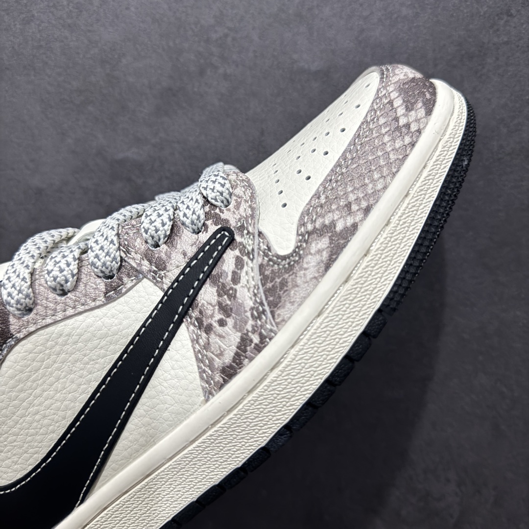 图片[5]-【定制版】Travis Scott x Fragment Design x Air Jordan 1 Low OG SP AJ1 乔1 蛇年限定 灰白蛇鳞 低帮文化休闲板鞋 XX3318-518rn#多方联名合作融合了Travis Scott 独特的音乐风格，藤原浩个性的设计风格以及Jordan品牌的经典元素 使其成为一双具有独特身份和价值的鞋子 清新而立体的外观加上联名标识更突出了其独特身份 这种配色方案显示出活力和时尚感 在视觉上引人注目 鞋身的质感和细腻的细节处理使其显得高端而格调十足 这款“倒钩”联名是设计与创意完美结合 融合多方的个性风格是一款备受瞩目的潮流鞋款r 尺码：36 36.5 37.5 38 38.5 39 40 40.5 41 42 42.5 43 44 44.5 45  编码：HXS340360-莆田鞋批发中心