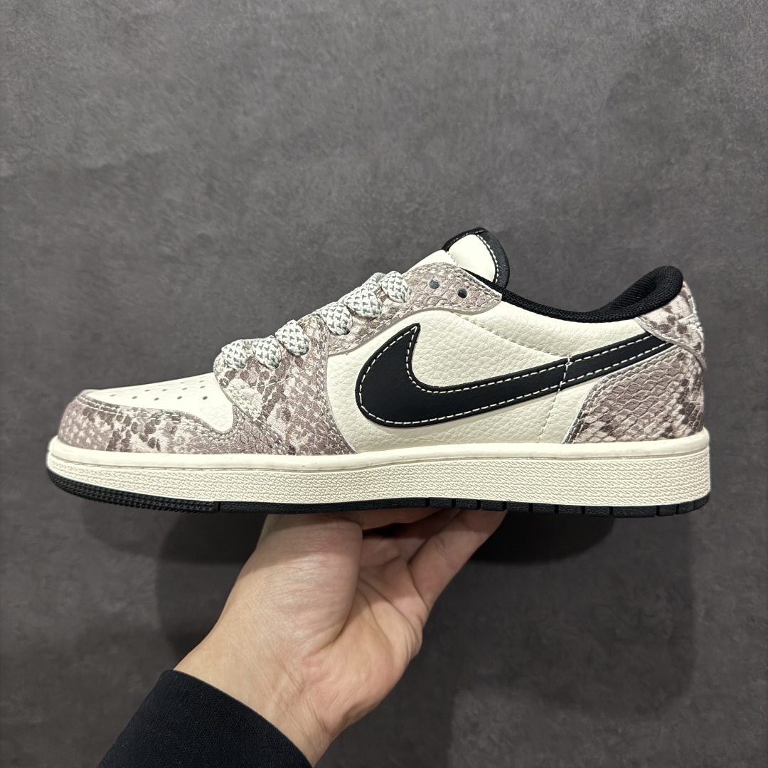 图片[2]-【定制版】Travis Scott x Fragment Design x Air Jordan 1 Low OG SP AJ1 乔1 蛇年限定 灰白蛇鳞 低帮文化休闲板鞋 XX3318-518rn#多方联名合作融合了Travis Scott 独特的音乐风格，藤原浩个性的设计风格以及Jordan品牌的经典元素 使其成为一双具有独特身份和价值的鞋子 清新而立体的外观加上联名标识更突出了其独特身份 这种配色方案显示出活力和时尚感 在视觉上引人注目 鞋身的质感和细腻的细节处理使其显得高端而格调十足 这款“倒钩”联名是设计与创意完美结合 融合多方的个性风格是一款备受瞩目的潮流鞋款r 尺码：36 36.5 37.5 38 38.5 39 40 40.5 41 42 42.5 43 44 44.5 45  编码：HXS340360-莆田鞋批发中心