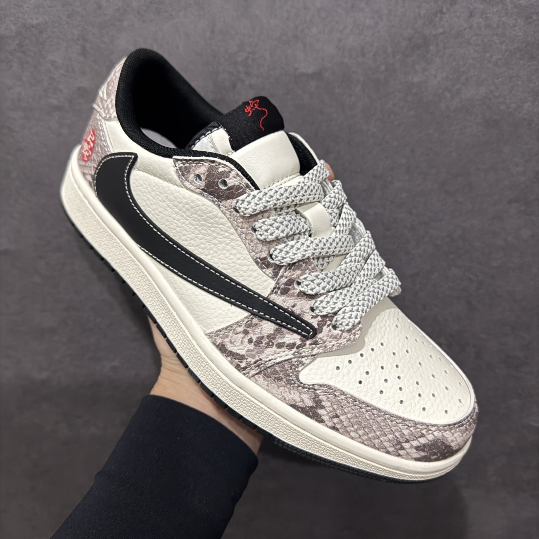 图片[3]-【定制版】Travis Scott x Fragment Design x Air Jordan 1 Low OG SP AJ1 乔1 蛇年限定 灰白蛇鳞 低帮文化休闲板鞋 XX3318-518rn#多方联名合作融合了Travis Scott 独特的音乐风格，藤原浩个性的设计风格以及Jordan品牌的经典元素 使其成为一双具有独特身份和价值的鞋子 清新而立体的外观加上联名标识更突出了其独特身份 这种配色方案显示出活力和时尚感 在视觉上引人注目 鞋身的质感和细腻的细节处理使其显得高端而格调十足 这款“倒钩”联名是设计与创意完美结合 融合多方的个性风格是一款备受瞩目的潮流鞋款r 尺码：36 36.5 37.5 38 38.5 39 40 40.5 41 42 42.5 43 44 44.5 45  编码：HXS340360-莆田鞋批发中心