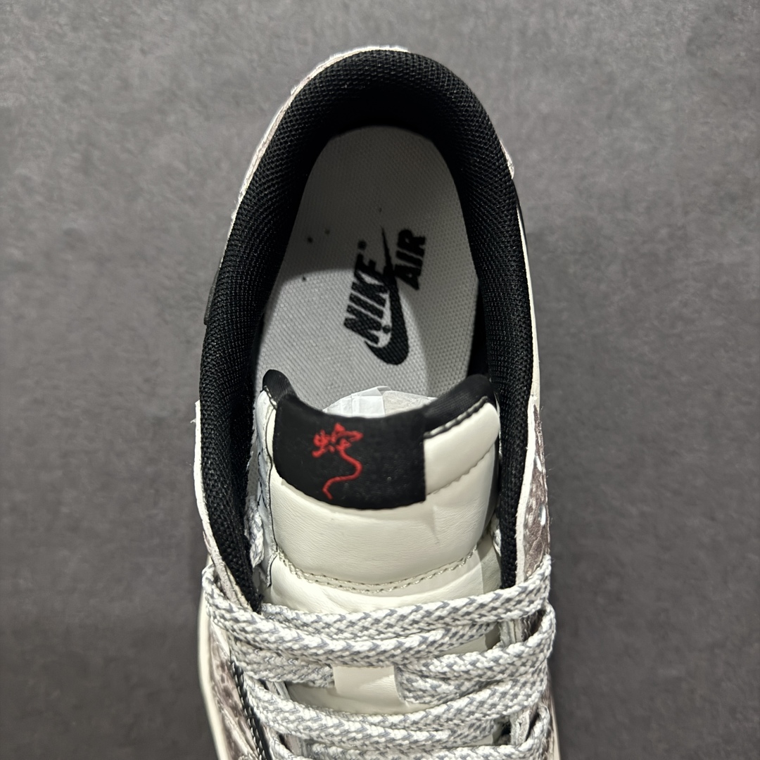 图片[7]-【定制版】Travis Scott x Fragment Design x Air Jordan 1 Low OG SP AJ1 乔1 蛇年限定 灰白蛇鳞 低帮文化休闲板鞋 XX3318-518rn#多方联名合作融合了Travis Scott 独特的音乐风格，藤原浩个性的设计风格以及Jordan品牌的经典元素 使其成为一双具有独特身份和价值的鞋子 清新而立体的外观加上联名标识更突出了其独特身份 这种配色方案显示出活力和时尚感 在视觉上引人注目 鞋身的质感和细腻的细节处理使其显得高端而格调十足 这款“倒钩”联名是设计与创意完美结合 融合多方的个性风格是一款备受瞩目的潮流鞋款r 尺码：36 36.5 37.5 38 38.5 39 40 40.5 41 42 42.5 43 44 44.5 45  编码：HXS340360-莆田鞋批发中心