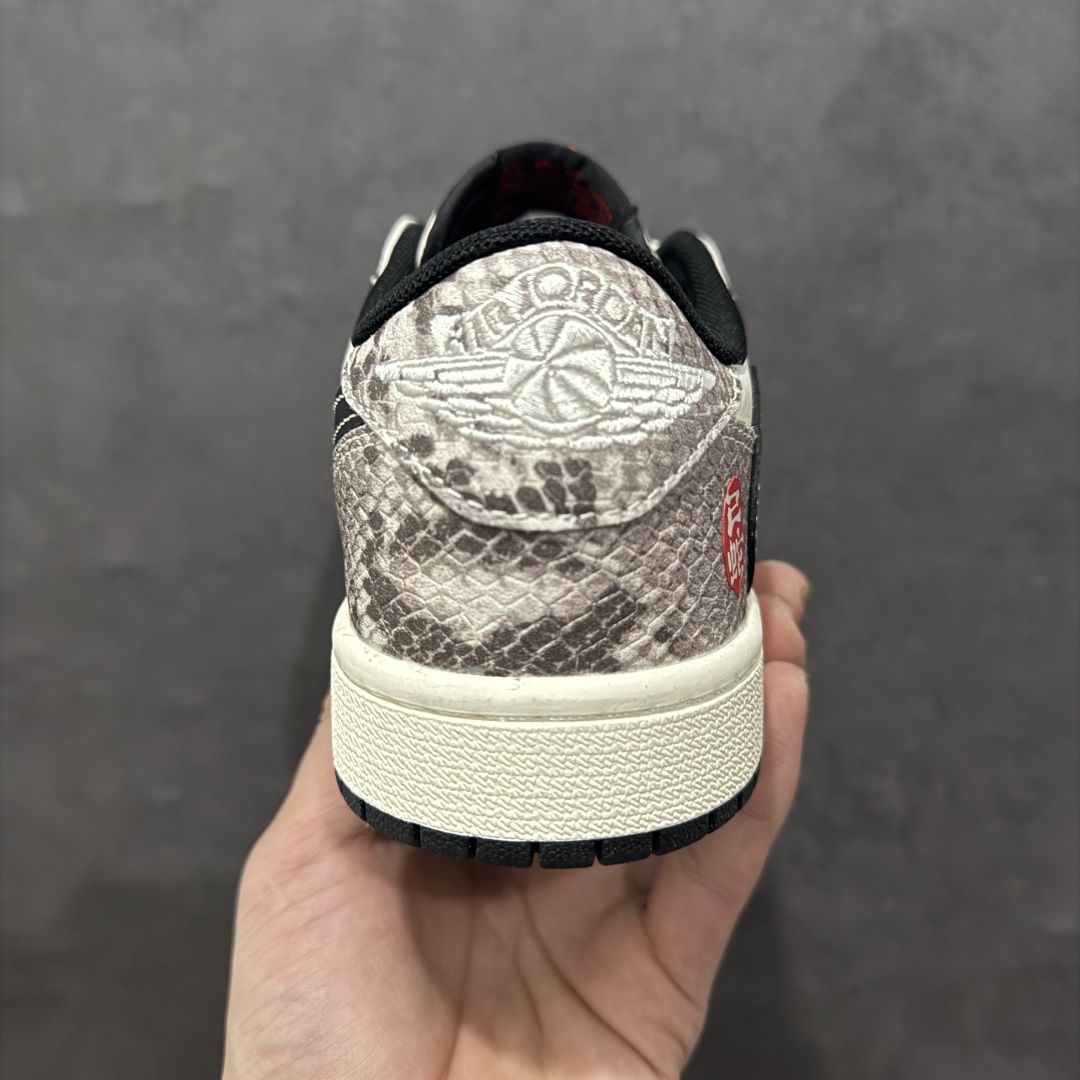 图片[4]-【定制版】Travis Scott x Fragment Design x Air Jordan 1 Low OG SP AJ1 乔1 蛇年限定 灰白蛇鳞 低帮文化休闲板鞋 XX3318-518rn#多方联名合作融合了Travis Scott 独特的音乐风格，藤原浩个性的设计风格以及Jordan品牌的经典元素 使其成为一双具有独特身份和价值的鞋子 清新而立体的外观加上联名标识更突出了其独特身份 这种配色方案显示出活力和时尚感 在视觉上引人注目 鞋身的质感和细腻的细节处理使其显得高端而格调十足 这款“倒钩”联名是设计与创意完美结合 融合多方的个性风格是一款备受瞩目的潮流鞋款r 尺码：36 36.5 37.5 38 38.5 39 40 40.5 41 42 42.5 43 44 44.5 45  编码：HXS340360-莆田鞋批发中心