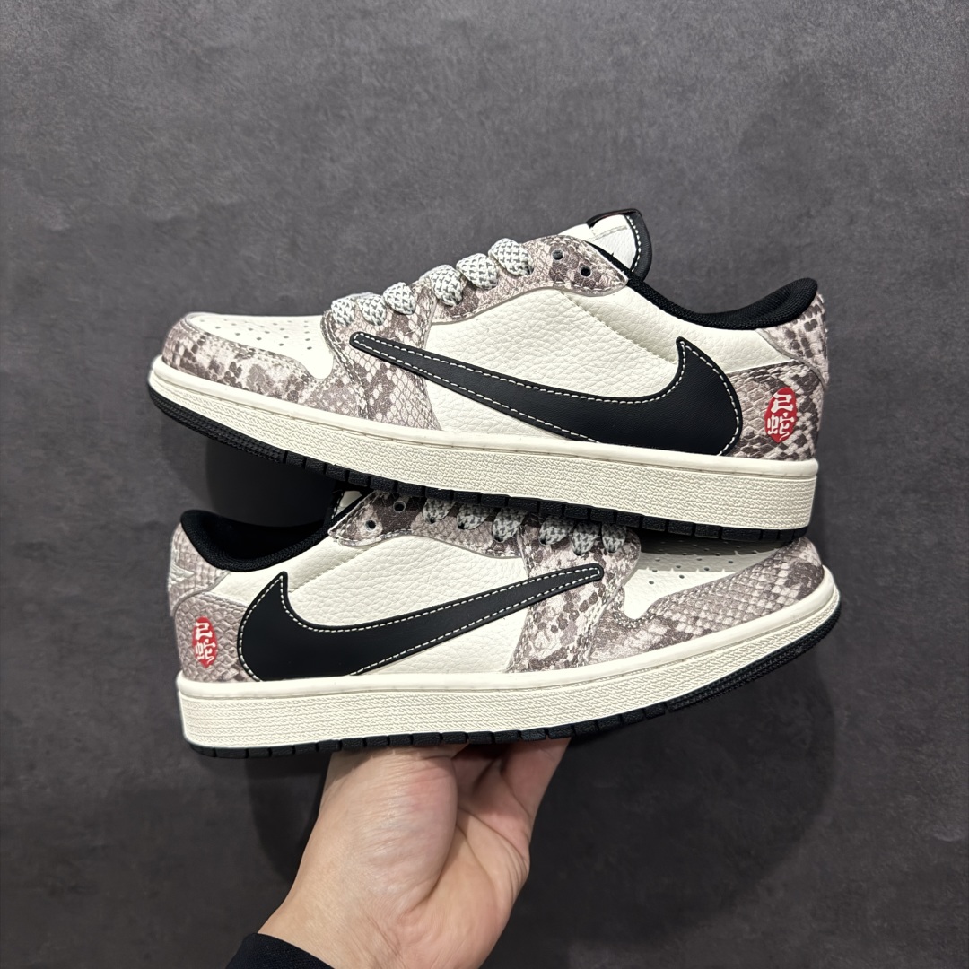 图片[9]-【定制版】Travis Scott x Fragment Design x Air Jordan 1 Low OG SP AJ1 乔1 蛇年限定 灰白蛇鳞 低帮文化休闲板鞋 XX3318-518rn#多方联名合作融合了Travis Scott 独特的音乐风格，藤原浩个性的设计风格以及Jordan品牌的经典元素 使其成为一双具有独特身份和价值的鞋子 清新而立体的外观加上联名标识更突出了其独特身份 这种配色方案显示出活力和时尚感 在视觉上引人注目 鞋身的质感和细腻的细节处理使其显得高端而格调十足 这款“倒钩”联名是设计与创意完美结合 融合多方的个性风格是一款备受瞩目的潮流鞋款r 尺码：36 36.5 37.5 38 38.5 39 40 40.5 41 42 42.5 43 44 44.5 45  编码：HXS340360-莆田鞋批发中心