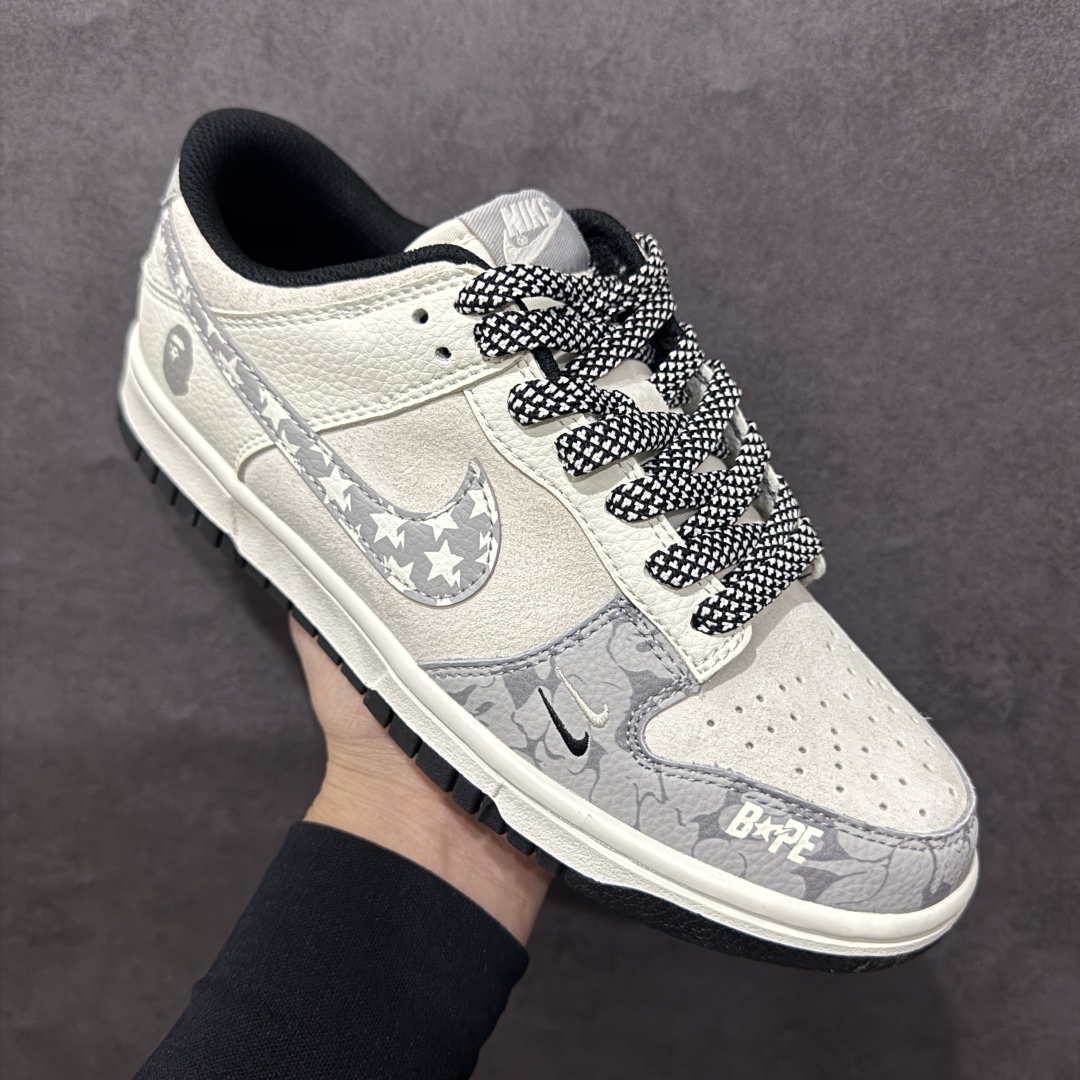 图片[3]-【定制版】Nk SB Dunk Low BAPE联名 满印五角星灰勾 周年高端定制 低帮休闲板鞋 DJ2024-120rn#定制鞋盒 大厂纯原品质出货 超高清洁度 皮料切割干净无任何毛边 细节完美 r 尺码：36 36.5 37.5 38 38.5 39 40 40.5 41 42 42.5 43 44 44.5 45  编码：HXS340360-莆田鞋批发中心