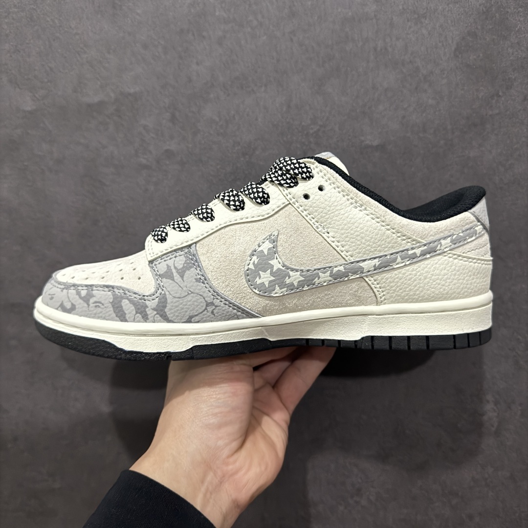 图片[2]-【定制版】Nk SB Dunk Low BAPE联名 满印五角星灰勾 周年高端定制 低帮休闲板鞋 DJ2024-120rn#定制鞋盒 大厂纯原品质出货 超高清洁度 皮料切割干净无任何毛边 细节完美 r 尺码：36 36.5 37.5 38 38.5 39 40 40.5 41 42 42.5 43 44 44.5 45  编码：HXS340360-莆田鞋批发中心