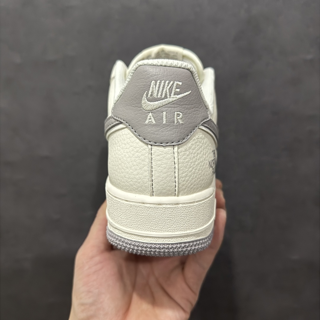 图片[4]-【定制版】Nk Air Force 1\’07 Low 北面联名 米灰红标 空军一号低帮休闲板鞋 BB7518-009rn#原楦头原纸板 原装鞋盒 定制五金配件 内置全掌气垫 原厂鞋底 r 尺码：36 36.5 37.5 38 38.5 39 40 40.5 41 42 42.5 43 44 44.5 45  编码：HXS310320-莆田鞋批发中心