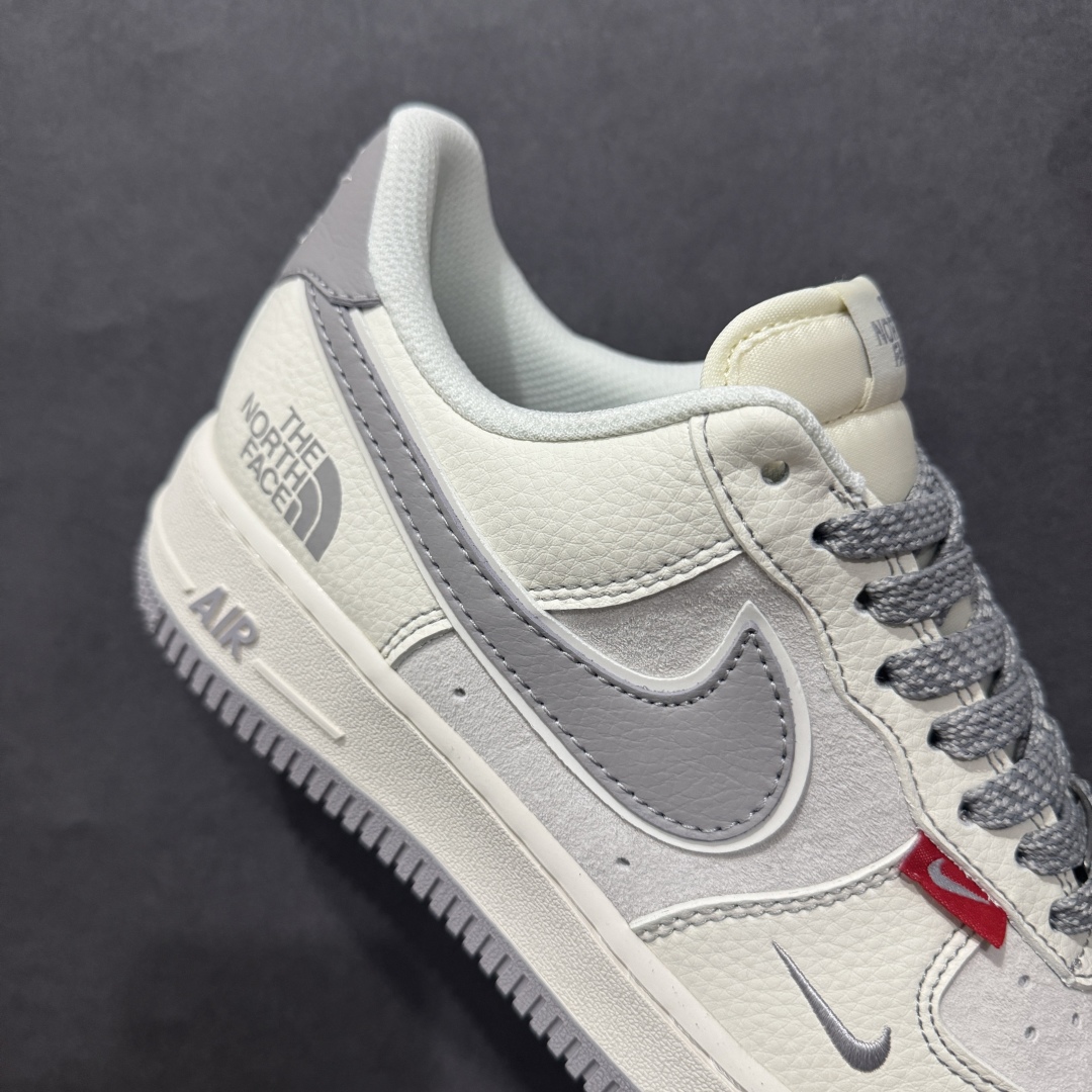 图片[6]-【定制版】Nk Air Force 1\’07 Low 北面联名 米灰红标 空军一号低帮休闲板鞋 BB7518-009rn#原楦头原纸板 原装鞋盒 定制五金配件 内置全掌气垫 原厂鞋底 r 尺码：36 36.5 37.5 38 38.5 39 40 40.5 41 42 42.5 43 44 44.5 45  编码：HXS310320-莆田鞋批发中心