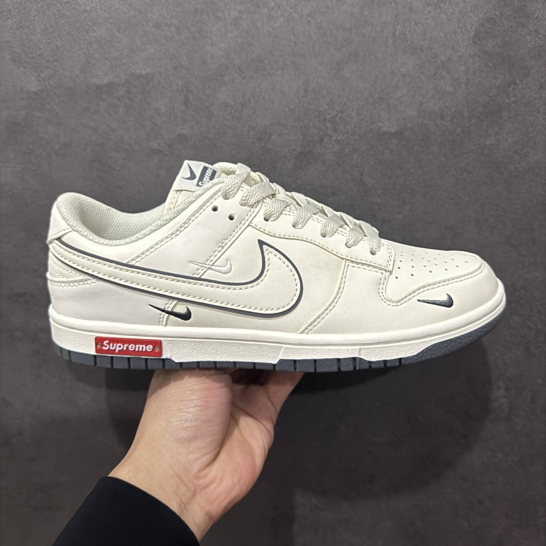 【定制版】Nike SB Dunk Low Supreme联名n纯原大厂出品 极力推荐原装头层材料 独家版型蒸餾加工n帶來的是更好的视觉和脚感体验n大厂纯原品质出货 清洁度电绣工艺 皮料切割干净无任何毛边 细节完美 官方货号: DJ2024 014 尺码：36 36.5 37.5 38 38.5 39 40 40.5 41 42 42.5 43 44 44.5 45 编码：HXS260280-莆田鞋批发中心