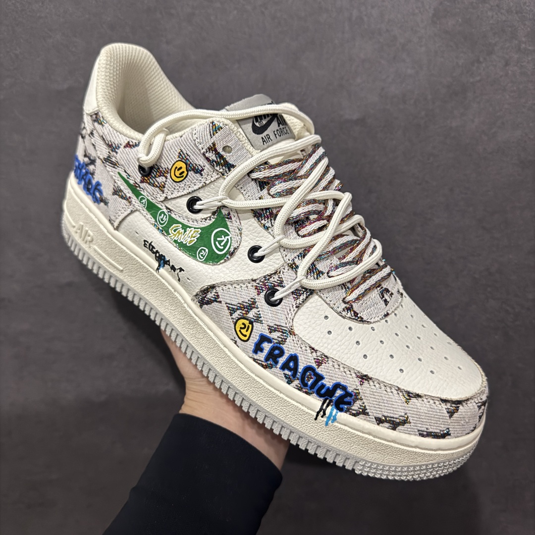 图片[3]-【定制版】Nk Air Force 1\’07 Low \”Hip Hop\” 嘻哈MLB 空军一号低帮休闲运动绑带板鞋 BD0077-333rn#MLB棒球联盟堪称嘻哈风格的经典标志。它标志性的大尺寸帽檐，有着绝佳的修饰脸型效果，无论是说唱歌手激情开唱，还是潮人出街凹造型，都少不了它的身影。帽身上简洁有力的球队字母Logo，从纽约洋基队的“NY”，到洛杉矶道奇队的“LA”，辨识度极高，自带一种酷劲儿，和嘻哈文化里追求个性、彰显态度的内核完美契合。r 尺码：36 36.5 37.5 38 38.5 39 40 40.5 41 42 42.5 43 44 44.5 45  编码：HXS310320-莆田鞋批发中心