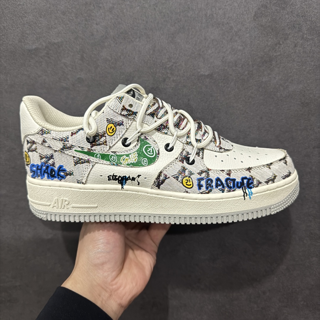 【定制版】Nk Air Force 1\’07 Low \”Hip Hop\” 嘻哈MLB 空军一号低帮休闲运动绑带板鞋 BD0077-333rn#MLB棒球联盟堪称嘻哈风格的经典标志。它标志性的大尺寸帽檐，有着绝佳的修饰脸型效果，无论是说唱歌手激情开唱，还是潮人出街凹造型，都少不了它的身影。帽身上简洁有力的球队字母Logo，从纽约洋基队的“NY”，到洛杉矶道奇队的“LA”，辨识度极高，自带一种酷劲儿，和嘻哈文化里追求个性、彰显态度的内核完美契合。r 尺码：36 36.5 37.5 38 38.5 39 40 40.5 41 42 42.5 43 44 44.5 45  编码：HXS310320-莆田鞋批发中心