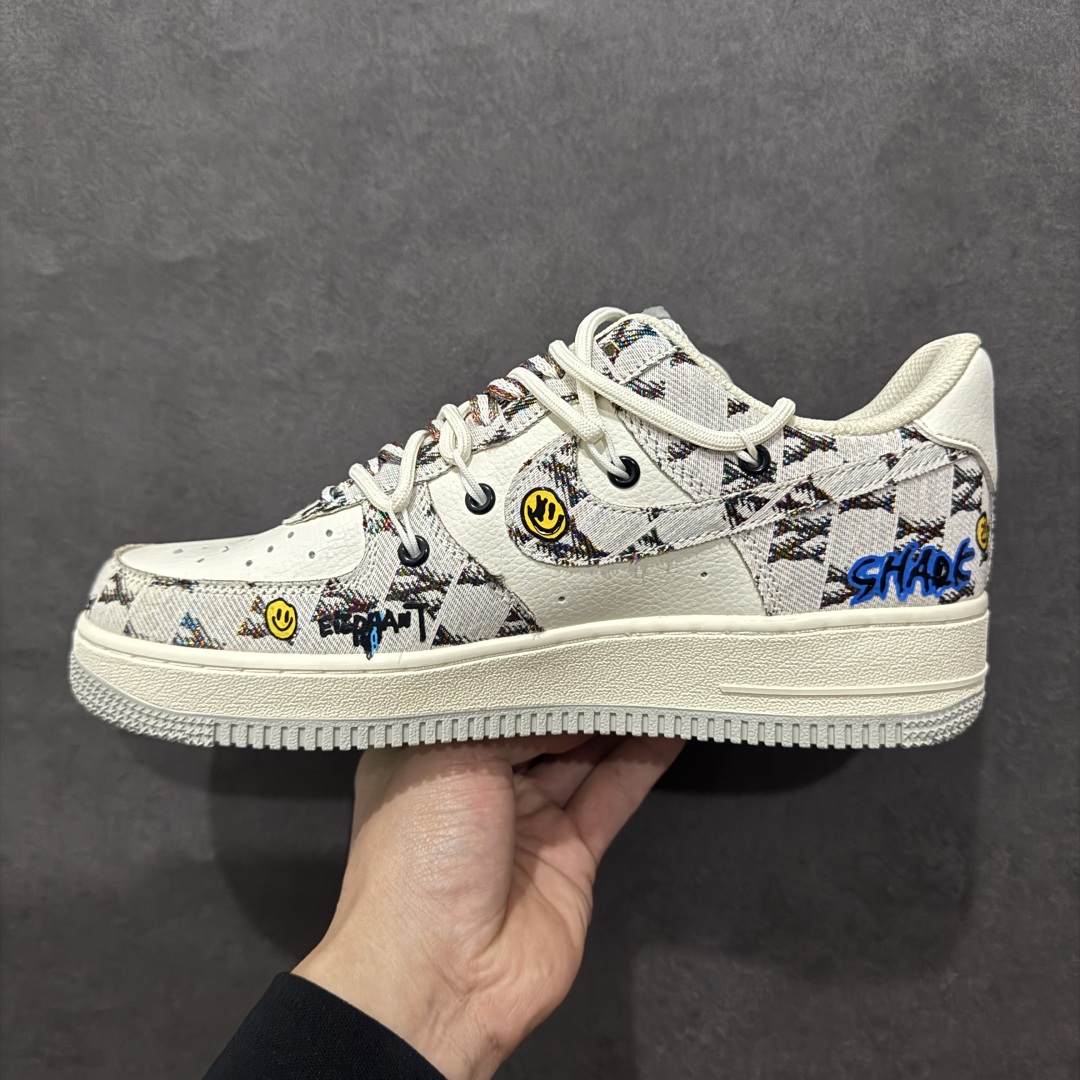 图片[2]-【定制版】Nk Air Force 1\’07 Low \”Hip Hop\” 嘻哈MLB 空军一号低帮休闲运动绑带板鞋 BD0077-333rn#MLB棒球联盟堪称嘻哈风格的经典标志。它标志性的大尺寸帽檐，有着绝佳的修饰脸型效果，无论是说唱歌手激情开唱，还是潮人出街凹造型，都少不了它的身影。帽身上简洁有力的球队字母Logo，从纽约洋基队的“NY”，到洛杉矶道奇队的“LA”，辨识度极高，自带一种酷劲儿，和嘻哈文化里追求个性、彰显态度的内核完美契合。r 尺码：36 36.5 37.5 38 38.5 39 40 40.5 41 42 42.5 43 44 44.5 45  编码：HXS310320-莆田鞋批发中心