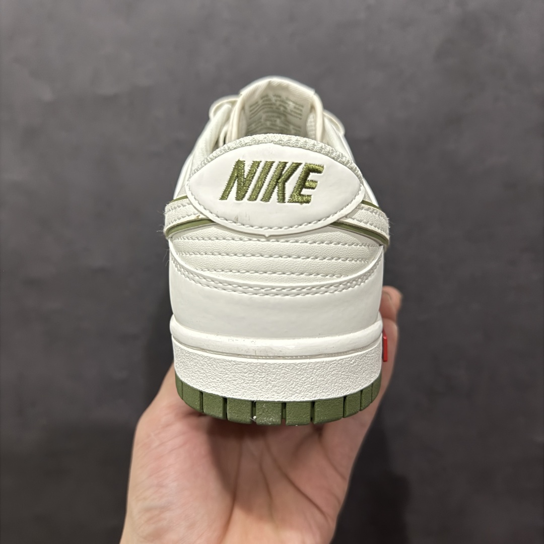 图片[4]-【定制版】Supreme x Nike Dunk Low 米白绿勾此款主张打破传统的工业化流水线设计限制，以Made by ideas的超级创意为理念，集结众多潮流设计师，结合时下最ing潮流风尚，为潮流爱好者打造彰品自我的专属潮品。 货号：DJ2024-015  尺码：36-46（半） 编码：HXS260280-莆田鞋批发中心