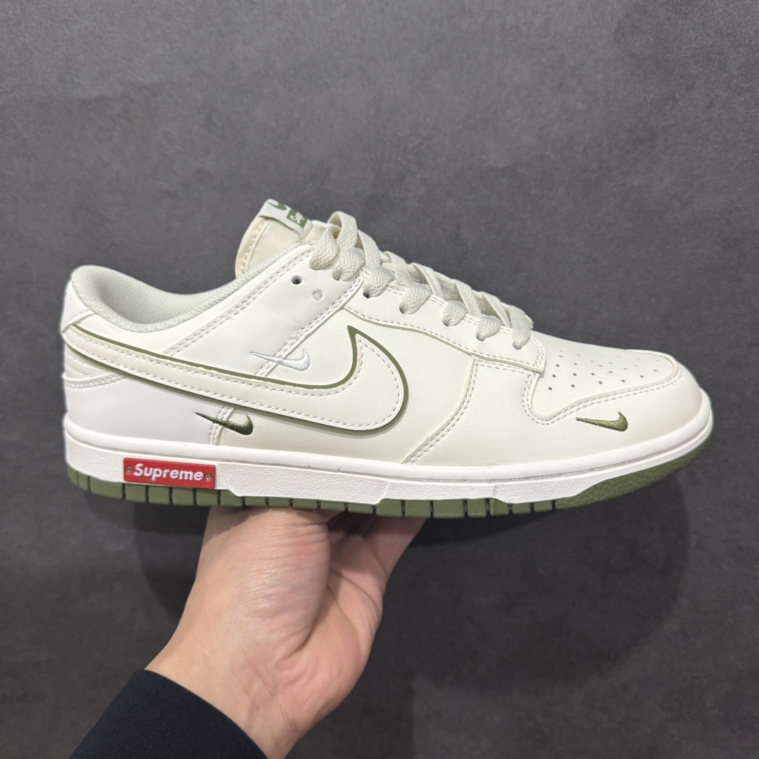 【定制版】Supreme x Nike Dunk Low 米白绿勾此款主张打破传统的工业化流水线设计限制，以Made by ideas的超级创意为理念，集结众多潮流设计师，结合时下最ing潮流风尚，为潮流爱好者打造彰品自我的专属潮品。 货号：DJ2024-015  尺码：36-46（半） 编码：HXS260280-莆田鞋批发中心