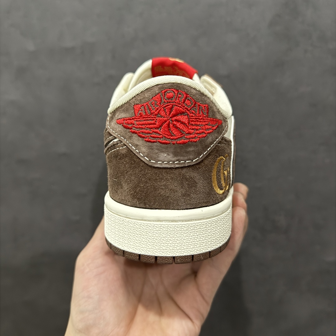 图片[4]-Travis Scott x Fragment Design x Air Jordan 1 Low OG SP AJ1 乔1 古驰联名蛇年限定 棕蛇 低帮文化休闲板鞋 DM9288-011rn#多方联名合作融合了Travis Scott 独特的音乐风格，藤原浩个性的设计风格以及Jordan品牌的经典元素 使其成为一双具有独特身份和价值的鞋子 清新而立体的外观加上联名标识更突出了其独特身份 这种配色方案显示出活力和时尚感 在视觉上引人注目 鞋身的质感和细腻的细节处理使其显得高端而格调十足 这款“倒钩”联名是设计与创意完美结合 融合多方的个性风格是一款备受瞩目的潮流鞋款r 尺码：36 36.5 37.5 38 38.5 39 40 40.5 41 42 42.5 43 44 44.5 45 编码：HXS340360-莆田鞋批发中心