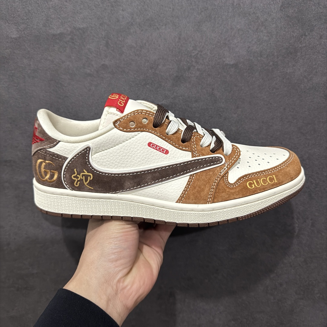 Travis Scott x Fragment Design x Air Jordan 1 Low OG SP AJ1 乔1 古驰联名蛇年限定 棕蛇 低帮文化休闲板鞋 DM9288-011rn#多方联名合作融合了Travis Scott 独特的音乐风格，藤原浩个性的设计风格以及Jordan品牌的经典元素 使其成为一双具有独特身份和价值的鞋子 清新而立体的外观加上联名标识更突出了其独特身份 这种配色方案显示出活力和时尚感 在视觉上引人注目 鞋身的质感和细腻的细节处理使其显得高端而格调十足 这款“倒钩”联名是设计与创意完美结合 融合多方的个性风格是一款备受瞩目的潮流鞋款r 尺码：36 36.5 37.5 38 38.5 39 40 40.5 41 42 42.5 43 44 44.5 45 编码：HXS340360-莆田鞋批发中心